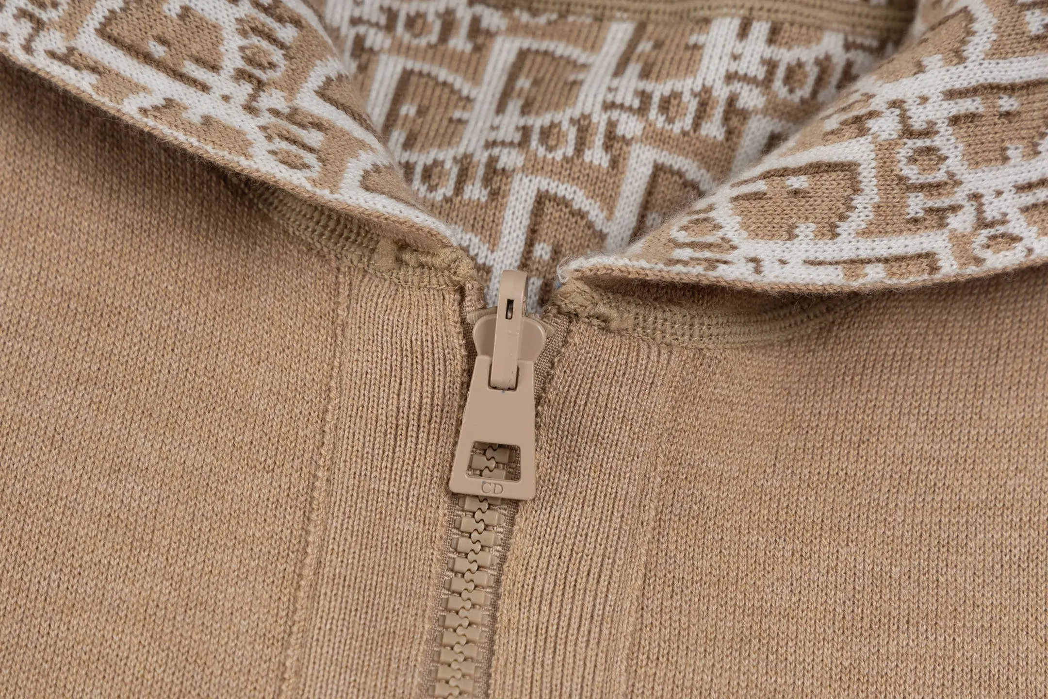 🅿️560 [Exclusive supply] CD 25FW presbyopic double-sided cashmere knitted jacket (khaki). The original purchase was 31,000 and developed. The fabric is carefully made of high-quality cashmere blended knitted fabric to ensure a soft and comfortable wearing experience. Made with exquisite craftsmanship in Italy, the double-sided design is very ingenious: one side is simple gray, the other side is decorated with the brand's iconic Oblique print, and the back is embellished with the Cistian strip pattern, making it possible to wear one piece of clothing multiple times. Featuring a zipper closure at the front and a ribbed hem and cuffs, it's a refined detail. The hooded style adds a casual feel, while the unlined design maintains a lightweight feel. The reversible feature allows the item to be perfectly paired with a variety of looks, showing a variety of styles. Mild dry cleaning is recommended to keep the fabric in top condition. The overall design combines practicality and design, perfectly interpreting exquisite craftsmanship and fashion aesthetics. Size:S/M/L/XL/XXL