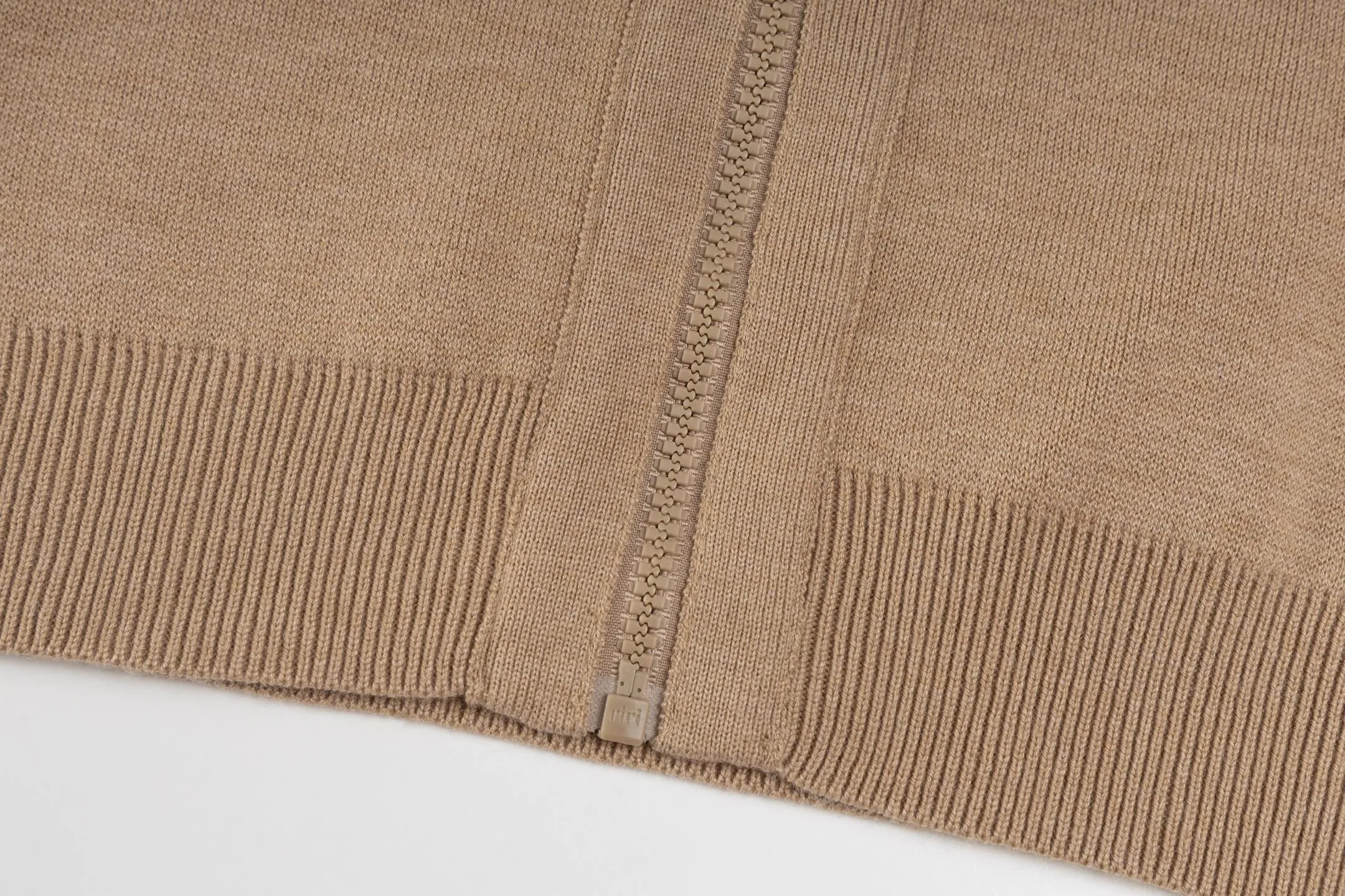 🅿️560 [Exclusive supply] CD 25FW presbyopic double-sided cashmere knitted jacket (khaki). The original purchase was 31,000 and developed. The fabric is carefully made of high-quality cashmere blended knitted fabric to ensure a soft and comfortable wearing experience. Made with exquisite craftsmanship in Italy, the double-sided design is very ingenious: one side is simple gray, the other side is decorated with the brand's iconic Oblique print, and the back is embellished with the Cistian strip pattern, making it possible to wear one piece of clothing multiple times. Featuring a zipper closure at the front and a ribbed hem and cuffs, it's a refined detail. The hooded style adds a casual feel, while the unlined design maintains a lightweight feel. The reversible feature allows the item to be perfectly paired with a variety of looks, showing a variety of styles. Mild dry cleaning is recommended to keep the fabric in top condition. The overall design combines practicality and design, perfectly interpreting exquisite craftsmanship and fashion aesthetics. Size:S/M/L/XL/XXL