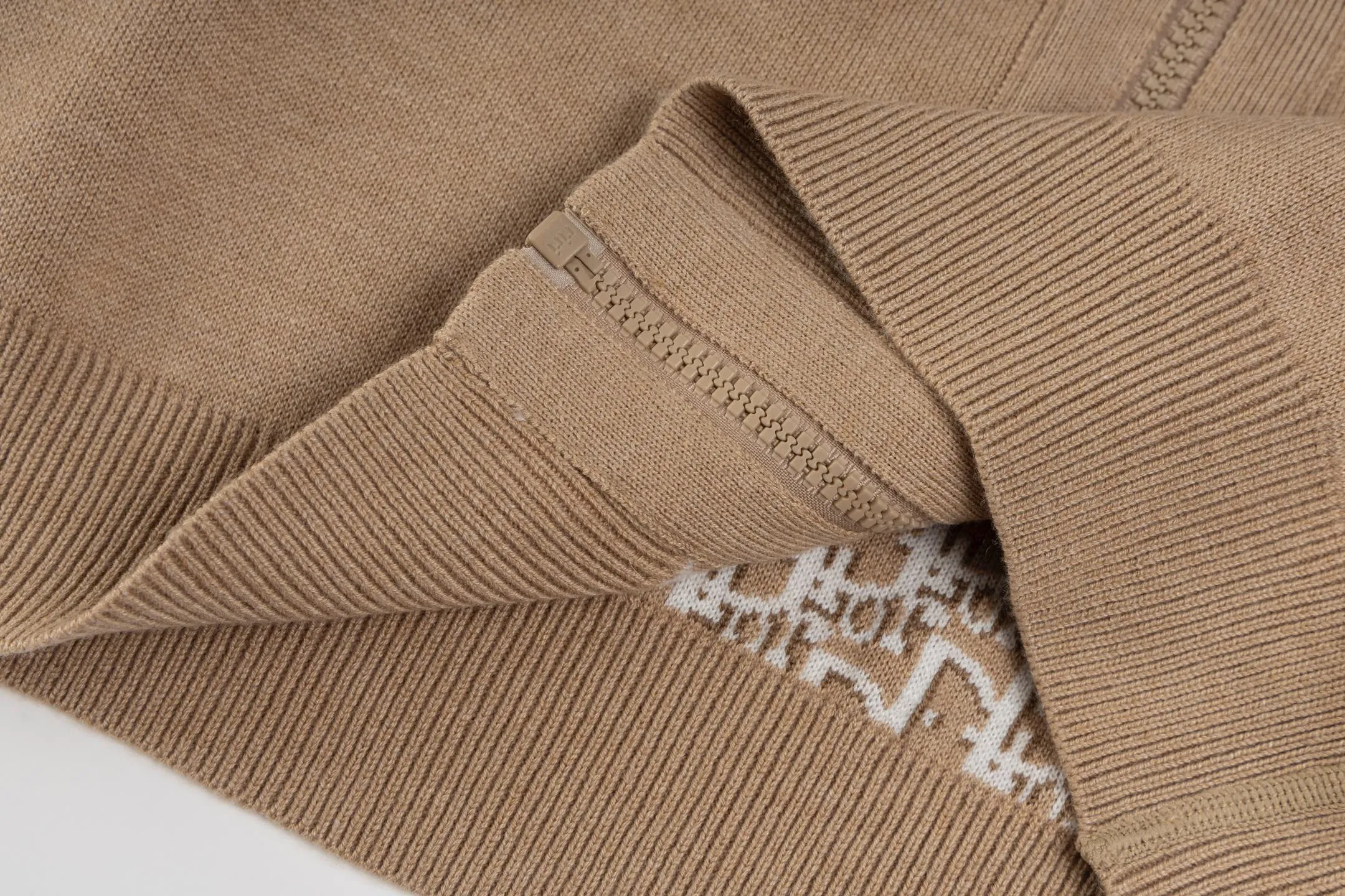 🅿️560 [Exclusive supply] CD 25FW presbyopic double-sided cashmere knitted jacket (khaki). The original purchase was 31,000 and developed. The fabric is carefully made of high-quality cashmere blended knitted fabric to ensure a soft and comfortable wearing experience. Made with exquisite craftsmanship in Italy, the double-sided design is very ingenious: one side is simple gray, the other side is decorated with the brand's iconic Oblique print, and the back is embellished with the Cistian strip pattern, making it possible to wear one piece of clothing multiple times. Featuring a zipper closure at the front and a ribbed hem and cuffs, it's a refined detail. The hooded style adds a casual feel, while the unlined design maintains a lightweight feel. The reversible feature allows the item to be perfectly paired with a variety of looks, showing a variety of styles. Mild dry cleaning is recommended to keep the fabric in top condition. The overall design combines practicality and design, perfectly interpreting exquisite craftsmanship and fashion aesthetics. Size:S/M/L/XL/XXL