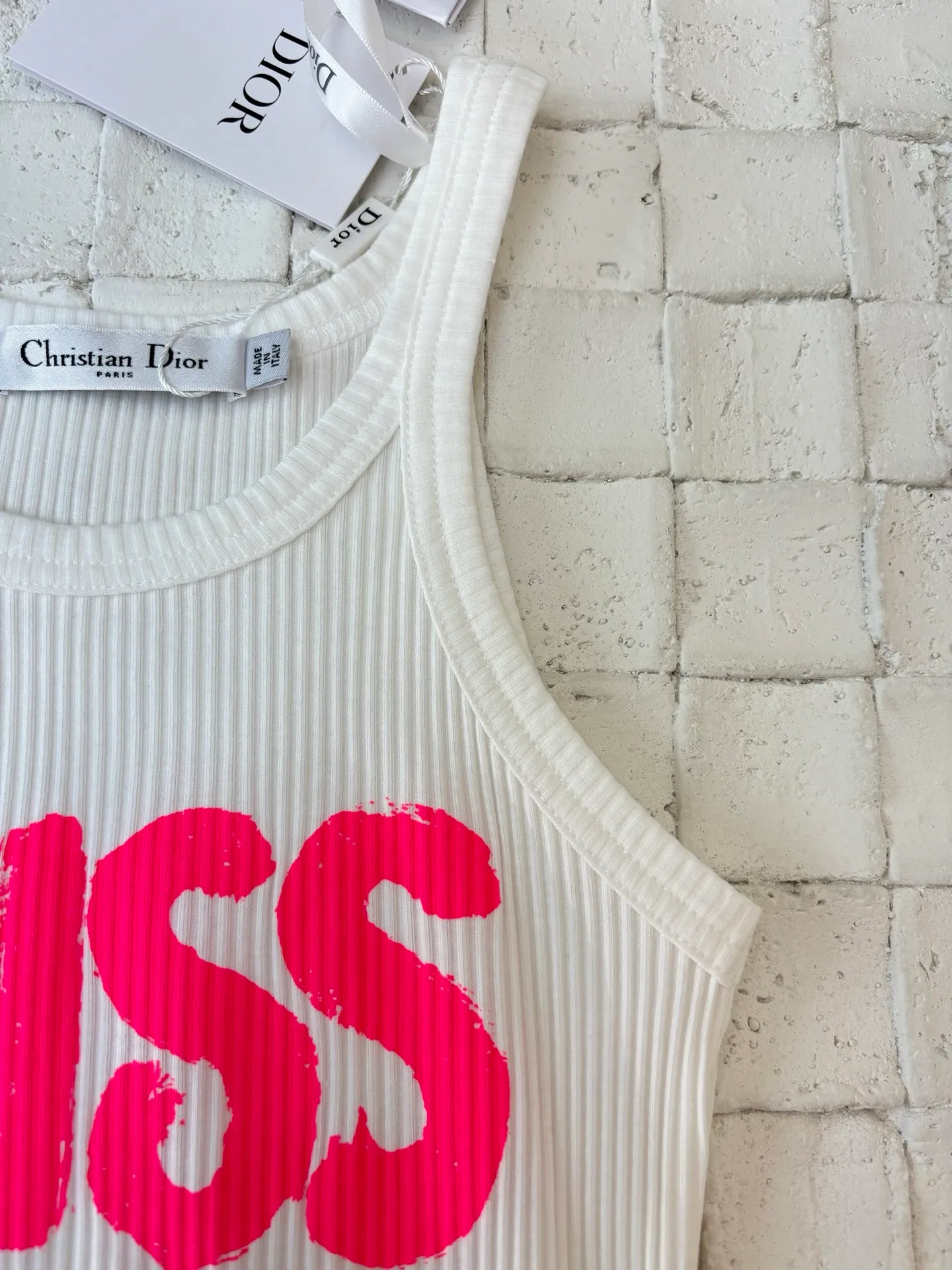 🅿️220 Dio*/Dior classic letter camisole. Imported pure cotton fabric, breathable and comfortable. The front panel is decorated with bright pink Miss Dio* Graffiti pattern, paying tribute to the ready-to-wear series launched in 1967. Simple yet elegant, the light material outlines the graceful figure. A must-have item in the wardrobe, showing high-end fashion. Size: S/M/L