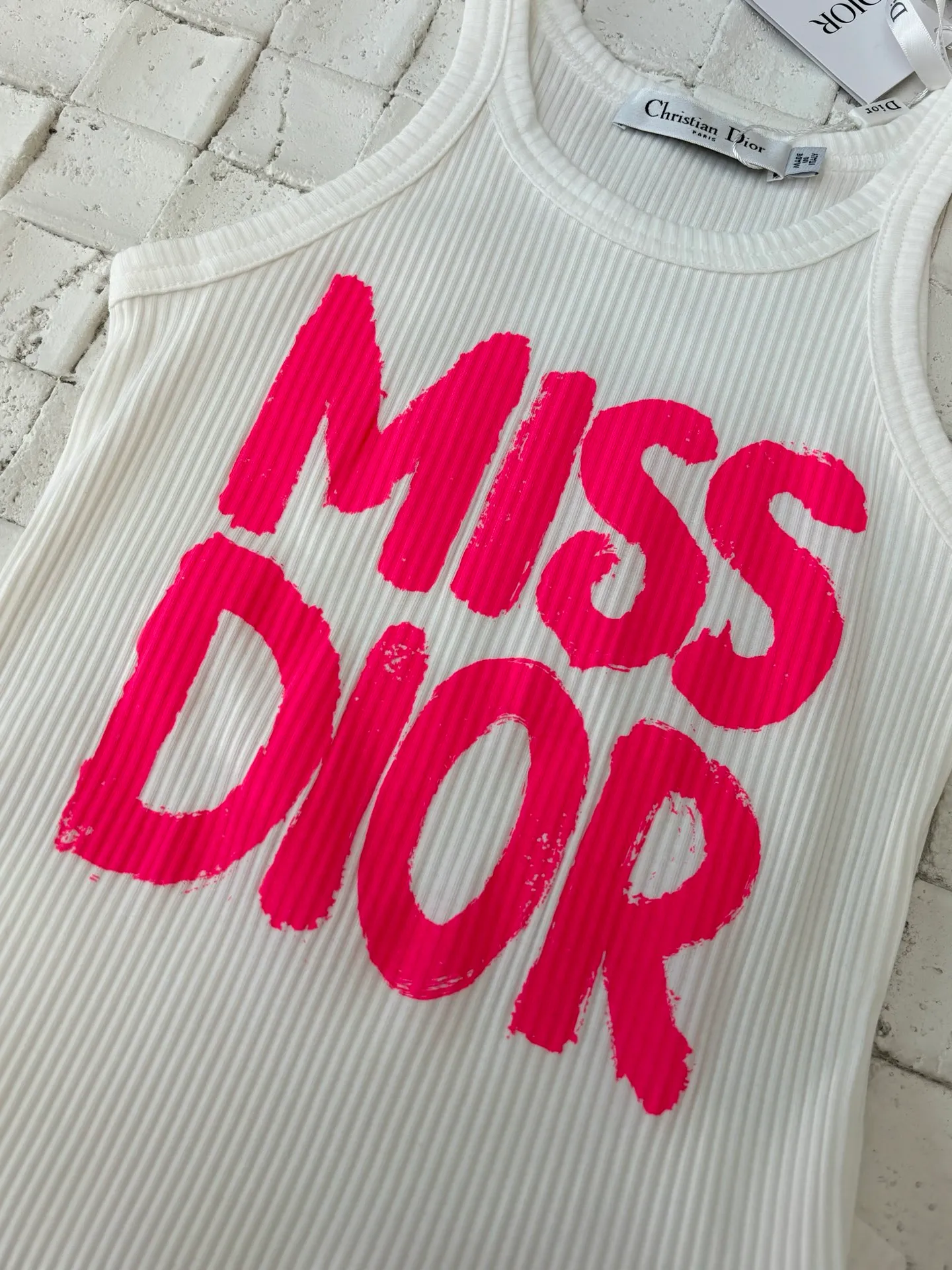 🅿️220 Dio*/Dior classic letter camisole. Imported pure cotton fabric, breathable and comfortable. The front panel is decorated with bright pink Miss Dio* Graffiti pattern, paying tribute to the ready-to-wear series launched in 1967. Simple yet elegant, the light material outlines the graceful figure. A must-have item in the wardrobe, showing high-end fashion. Size: S/M/L