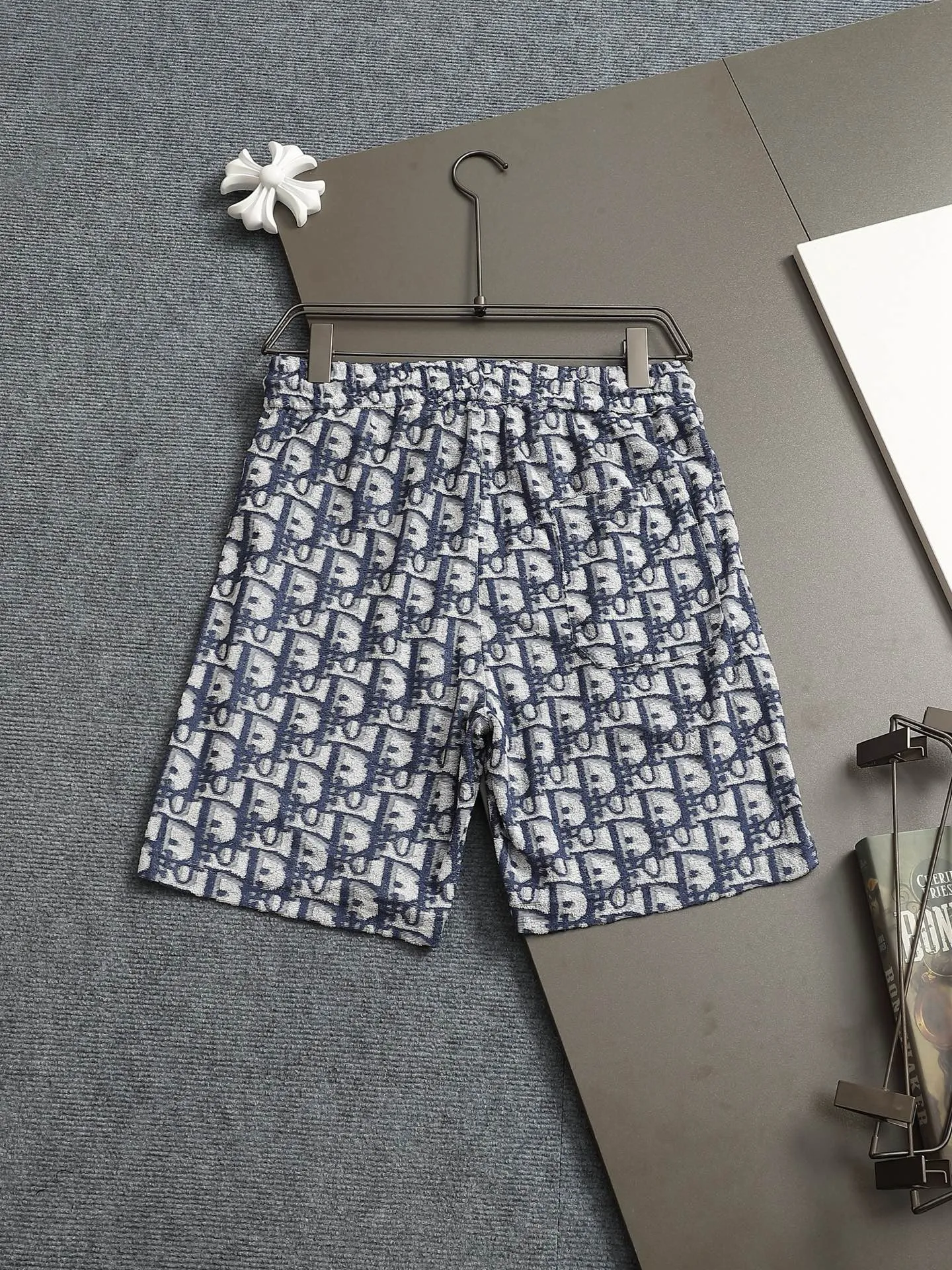 🅿️210 DIOR Dior 25ss counter same style terry velvet shorts🔥couple style ~ carefully made of cotton terry fabric, decorated with tonal jacquard patterns, highlighting Dior's classic Oblique print. Thick plate three-dimensional! The thicker clothes make the overall high breathability and softness more prominent, and the full cotton texture makes it extremely comfortable. A must-have item for high-end people, complete with original accessories and accessories! Same style for men and women! Color: black, navy blue, dark green Size: XS S M L