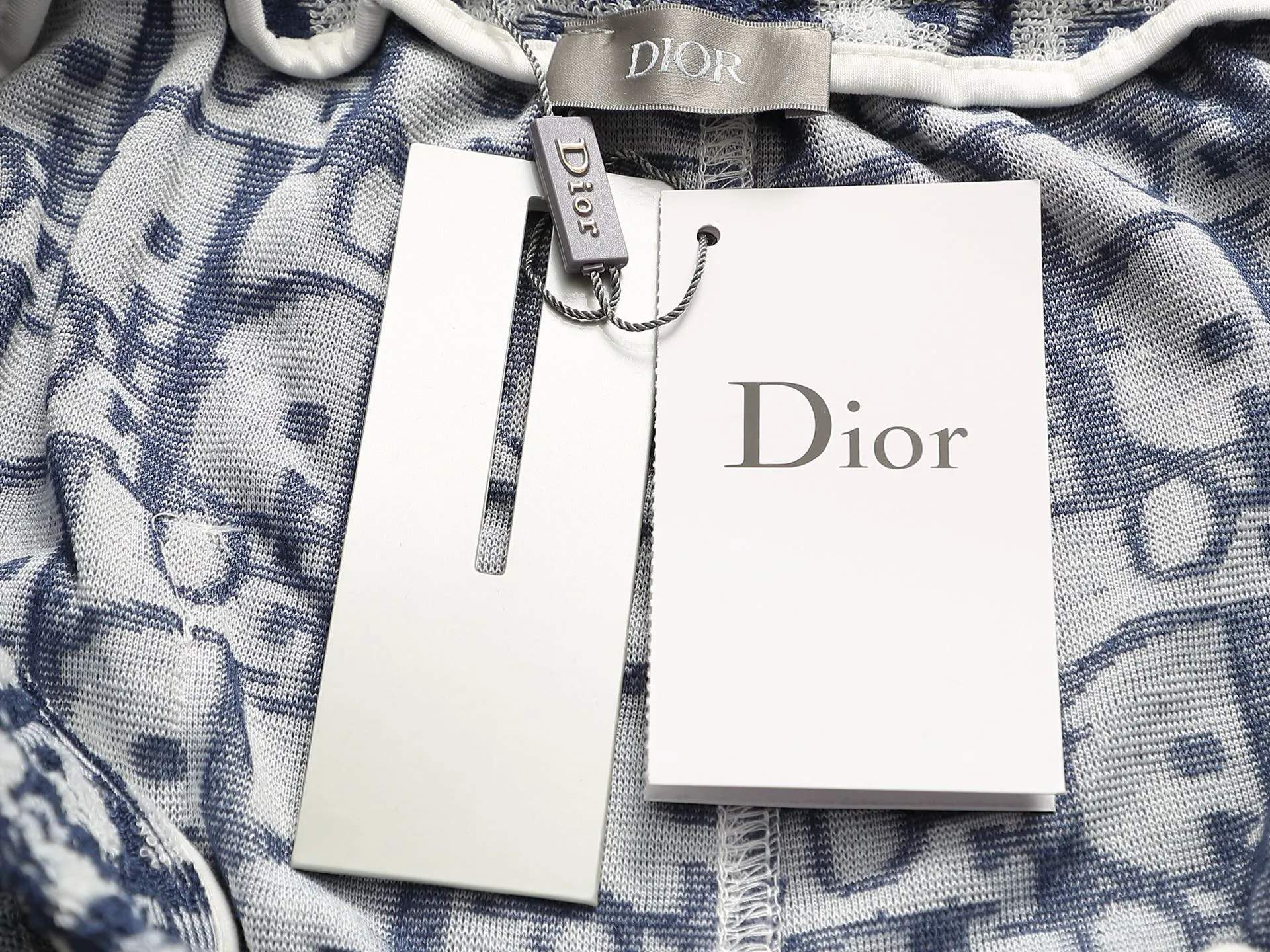 🅿️210 DIOR Dior 25ss counter same style terry velvet shorts🔥couple style ~ carefully made of cotton terry fabric, decorated with tonal jacquard patterns, highlighting Dior's classic Oblique print. Thick plate three-dimensional! The thicker clothes make the overall high breathability and softness more prominent, and the full cotton texture makes it extremely comfortable. A must-have item for high-end people, complete with original accessories and accessories! Same style for men and women! Color: black, navy blue, dark green Size: XS S M L