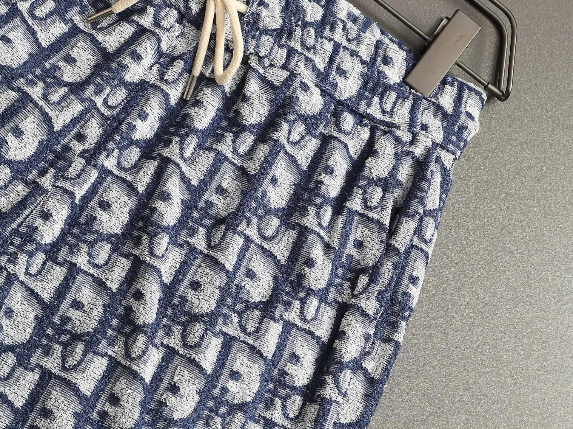 🅿️210 DIOR Dior 25ss counter same style terry velvet shorts🔥couple style ~ carefully made of cotton terry fabric, decorated with tonal jacquard patterns, highlighting Dior's classic Oblique print. Thick plate three-dimensional! The thicker clothes make the overall high breathability and softness more prominent, and the full cotton texture makes it extremely comfortable. A must-have item for high-end people, complete with original accessories and accessories! Same style for men and women! Color: black, navy blue, dark green Size: XS S M L