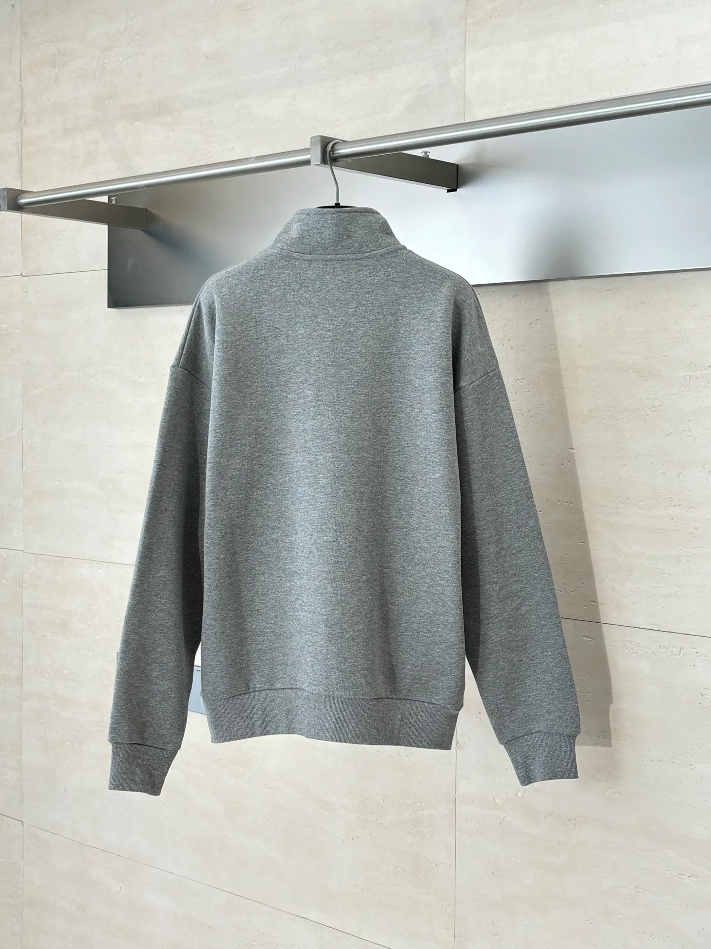 🅿️430 Dio*/Dior CD embroidered logo half-zip pullover sweatshirt is made of 380g terry fleece fabric, and the fabric is made of long yarn Pima cotton original customized floral gray. The thread adopts 2*2 double yarn thread, and the thread is made of pure yarn. It can fix the fabric at high temperature and not deform after long-term wear. The embroidery uses internal double-needle embroidery method, and the reverse side is embroidered to create a seam effect.  Size：S/M/L/XL