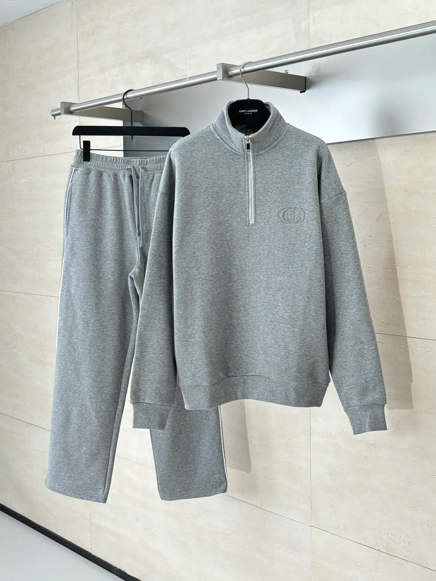 🅿️430 Dio*/Dior CD embroidered logo half-zip pullover sweatshirt is made of 380g terry fleece fabric, and the fabric is made of long yarn Pima cotton original customized floral gray. The thread adopts 2*2 double yarn thread, and the thread is made of pure yarn. It can fix the fabric at high temperature and not deform after long-term wear. The embroidery uses internal double-needle embroidery method, and the reverse side is embroidered to create a seam effect.  Size：S/M/L/XL