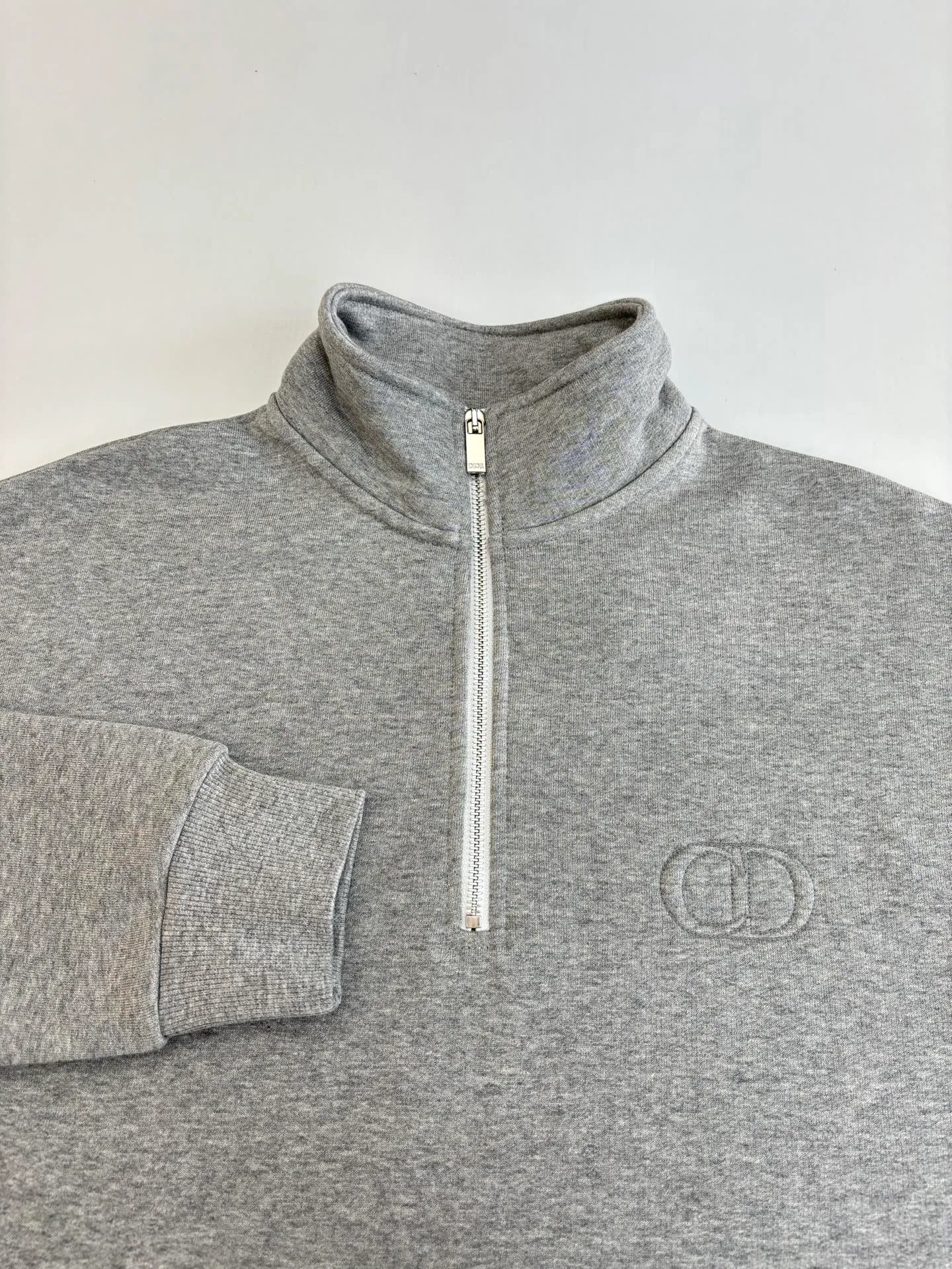 🅿️430 Dio*/Dior CD embroidered logo half-zip pullover sweatshirt is made of 380g terry fleece fabric, and the fabric is made of long yarn Pima cotton original customized floral gray. The thread adopts 2*2 double yarn thread, and the thread is made of pure yarn. It can fix the fabric at high temperature and not deform after long-term wear. The embroidery uses internal double-needle embroidery method, and the reverse side is embroidered to create a seam effect.  Size：S/M/L/XL