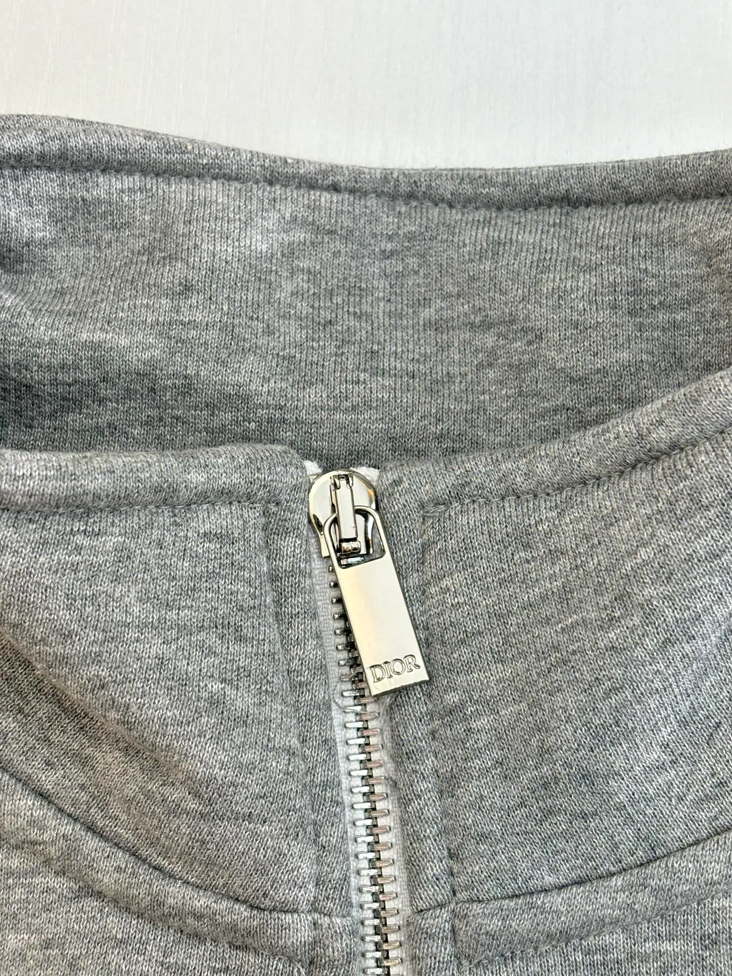 🅿️430 Dio*/Dior CD embroidered logo half-zip pullover sweatshirt is made of 380g terry fleece fabric, and the fabric is made of long yarn Pima cotton original customized floral gray. The thread adopts 2*2 double yarn thread, and the thread is made of pure yarn. It can fix the fabric at high temperature and not deform after long-term wear. The embroidery uses internal double-needle embroidery method, and the reverse side is embroidered to create a seam effect.  Size：S/M/L/XL