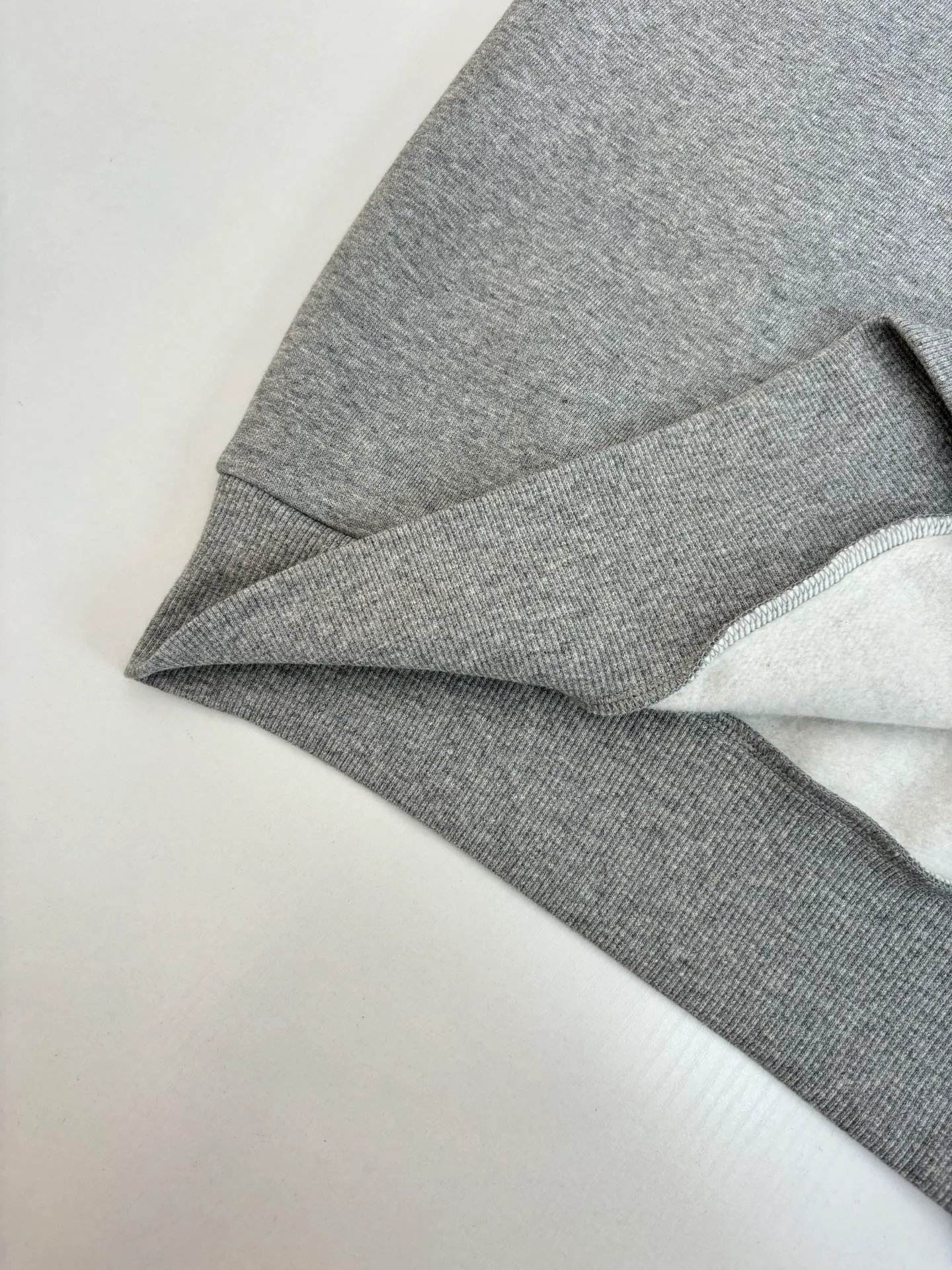 🅿️430 Dio*/Dior CD embroidered logo half-zip pullover sweatshirt is made of 380g terry fleece fabric, and the fabric is made of long yarn Pima cotton original customized floral gray. The thread adopts 2*2 double yarn thread, and the thread is made of pure yarn. It can fix the fabric at high temperature and not deform after long-term wear. The embroidery uses internal double-needle embroidery method, and the reverse side is embroidered to create a seam effect.  Size：S/M/L/XL