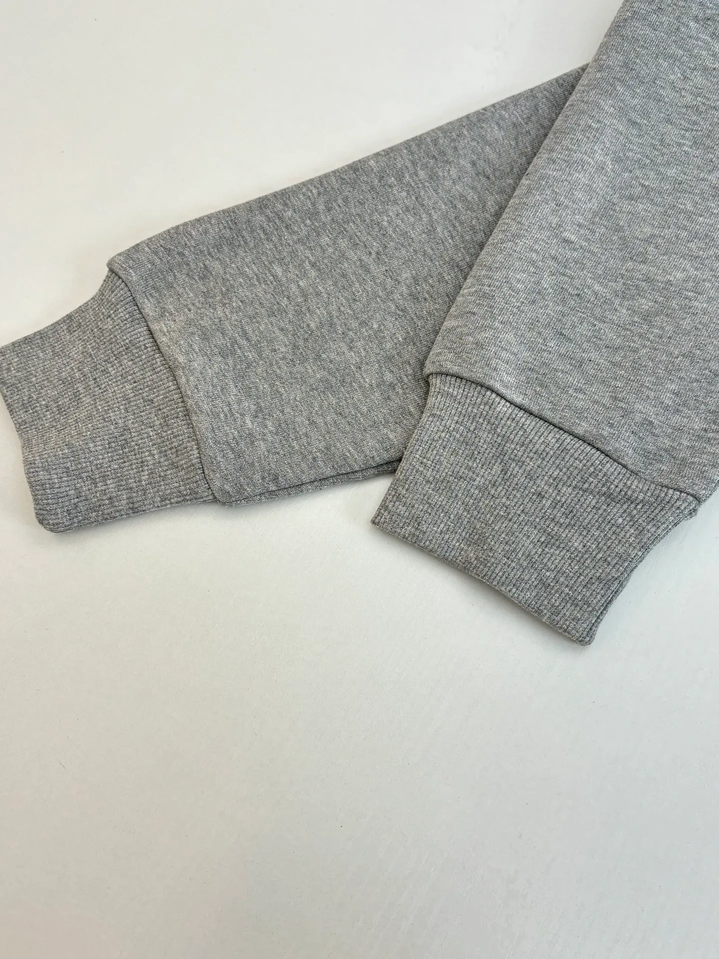🅿️430 Dio*/Dior CD embroidered logo half-zip pullover sweatshirt is made of 380g terry fleece fabric, and the fabric is made of long yarn Pima cotton original customized floral gray. The thread adopts 2*2 double yarn thread, and the thread is made of pure yarn. It can fix the fabric at high temperature and not deform after long-term wear. The embroidery uses internal double-needle embroidery method, and the reverse side is embroidered to create a seam effect.  Size：S/M/L/XL