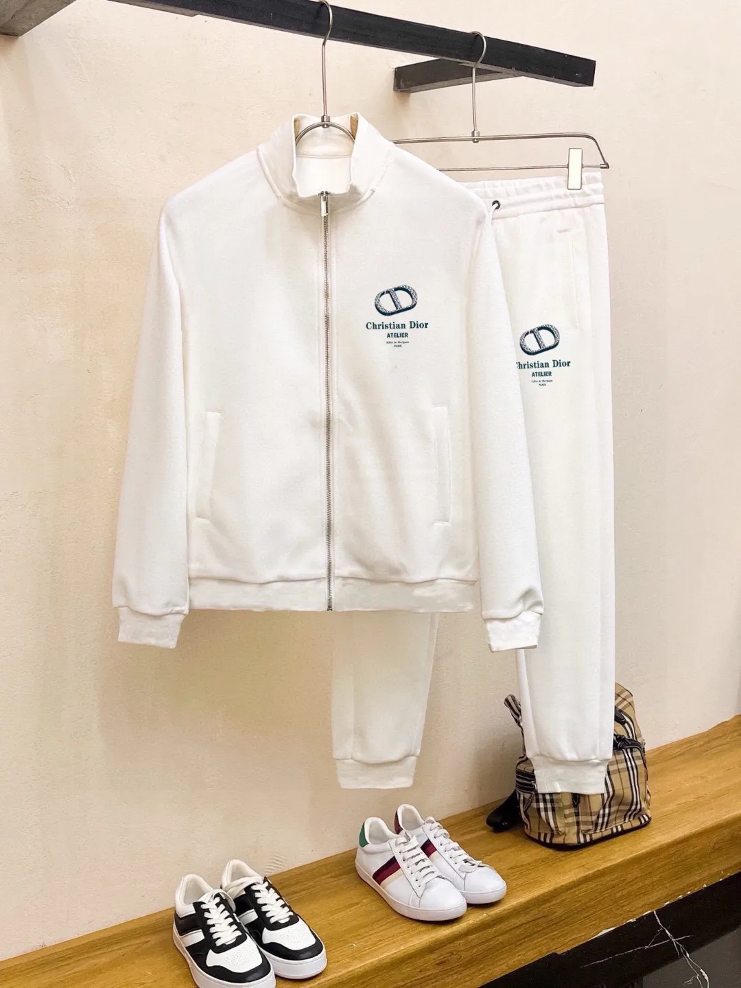 🅿️420 [DIOR Dior] (Fat Man Gospel) hot-selling suit is coming. Focus on the original version of the official website. 2025 new hot-selling cardigan sweater suit. The original order is the best product. 🇭🇰The meticulous work of top designers is dedicated to a fitting and perfect upper body effect. All-natural high-quality Roman cotton 100%, close-fitting comfort, noble and elegant! Original hardware embodies elegance and nobility! Counter size: M-5XL (maximum wear up to 220 pounds)