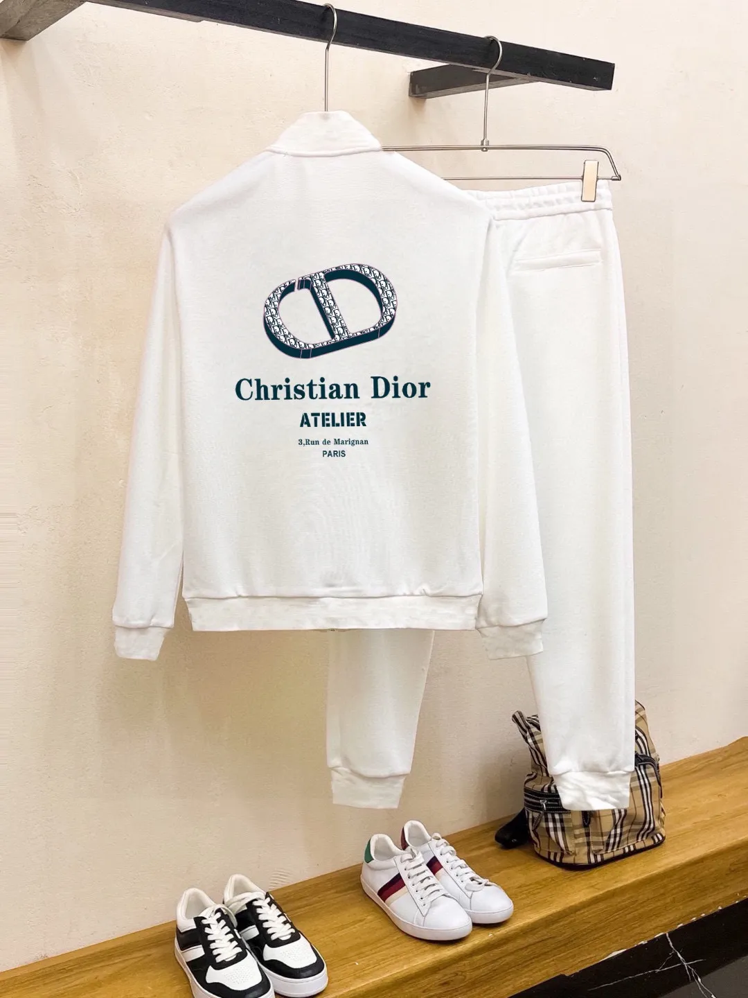 🅿️420 [DIOR Dior] (Fat Man Gospel) hot-selling suit is coming. Focus on the original version of the official website. 2025 new hot-selling cardigan sweater suit. The original order is the best product. 🇭🇰The meticulous work of top designers is dedicated to a fitting and perfect upper body effect. All-natural high-quality Roman cotton 100%, close-fitting comfort, noble and elegant! Original hardware embodies elegance and nobility! Counter size: M-5XL (maximum wear up to 220 pounds)