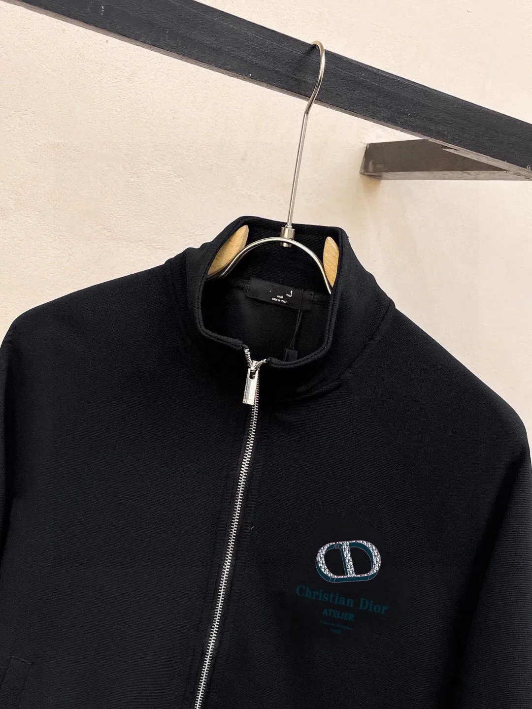 🅿️420 [DIOR Dior] (Fat Man Gospel) hot-selling suit is coming. Focus on the original version of the official website. 2025 new hot-selling cardigan sweater suit. The original order is the best product. 🇭🇰The meticulous work of top designers is dedicated to a fitting and perfect upper body effect. All-natural high-quality Roman cotton 100%, close-fitting comfort, noble and elegant! Original hardware embodies elegance and nobility! Counter size: M-5XL (maximum wear up to 220 pounds)