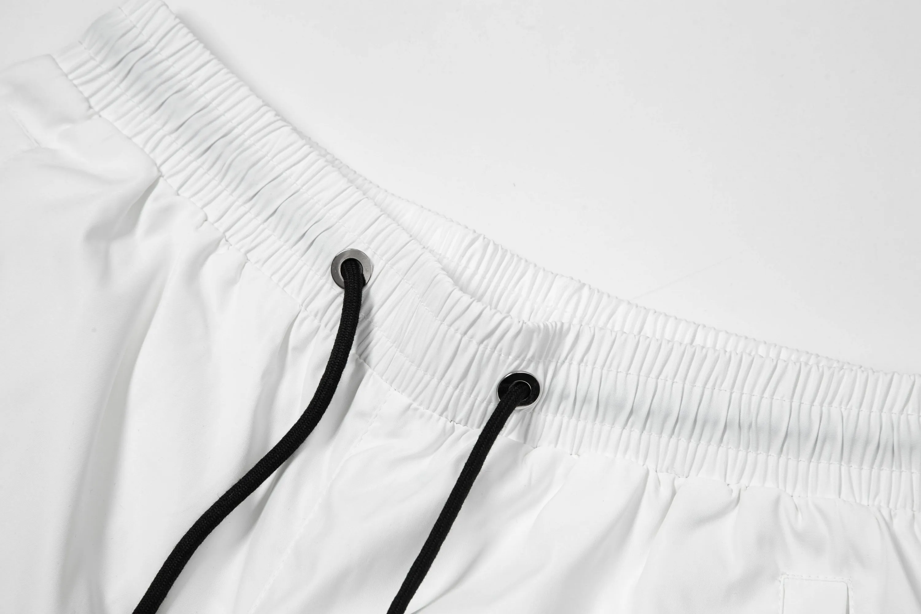 🅿️170 2025 DiOR Dior's new quick-drying beach shorts, customized fabrics, with presbyopic craftsmanship and logo printed all over. The version is tight and three-dimensional, with straight stripe splicing. The customized trouser cord hardware has strong texture and smoothness. The upper body is comfortable and breathable. It has a concave and convex three-dimensional feel. It is fashionable and casual. Color: White Black Size: M-4XL