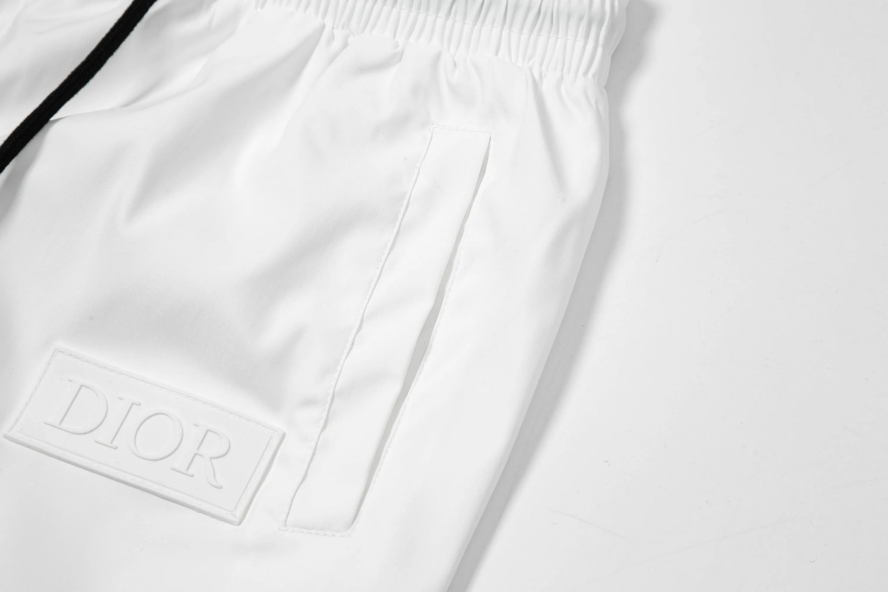 🅿️170 2025 DiOR Dior's new quick-drying beach shorts, customized fabrics, with presbyopic craftsmanship and logo printed all over. The version is tight and three-dimensional, with straight stripe splicing. The customized trouser cord hardware has strong texture and smoothness. The upper body is comfortable and breathable. It has a concave and convex three-dimensional feel. It is fashionable and casual. Color: White Black Size: M-4XL