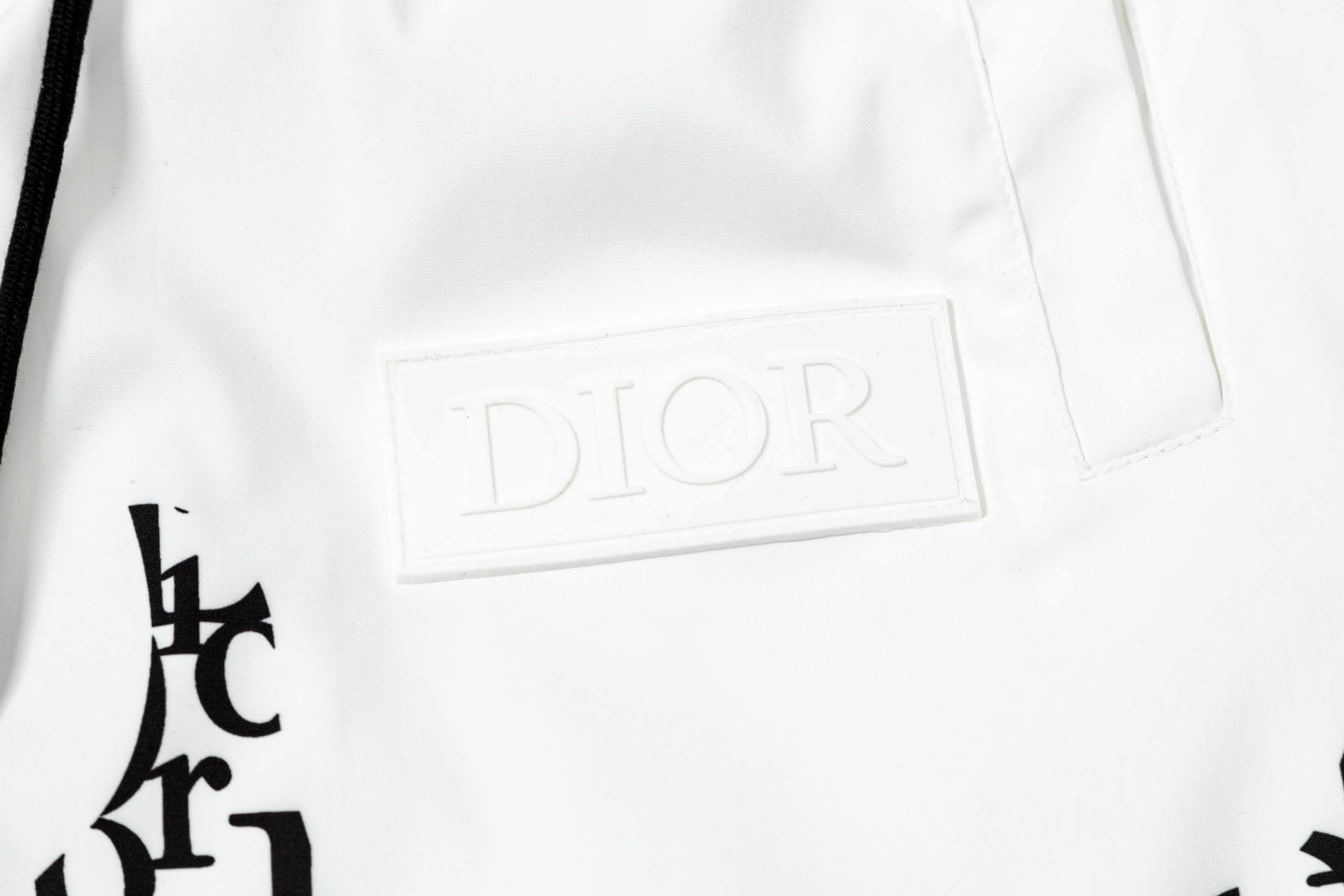 🅿️170 2025 DiOR Dior's new quick-drying beach shorts, customized fabrics, with presbyopic craftsmanship and logo printed all over. The version is tight and three-dimensional, with straight stripe splicing. The customized trouser cord hardware has strong texture and smoothness. The upper body is comfortable and breathable. It has a concave and convex three-dimensional feel. It is fashionable and casual. Color: White Black Size: M-4XL