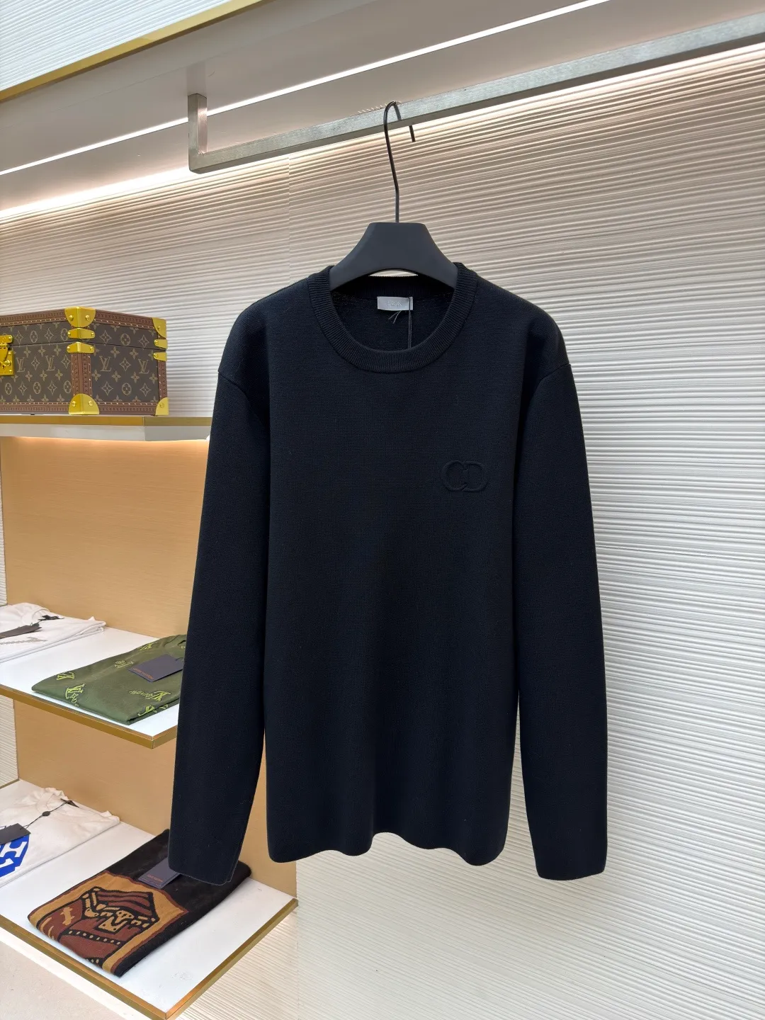 Dior CD letter crew neck sweater ●Original version: purchased and developed by 10862 ●Item number: 1680971-A85 ●Fabric: wool blended fabric ●Technology: knitting ●Version: fitted version ●Weight: about 595 grams ●Size: XS-S-M-L ●Description: The wool material is made of 48 counts of ultra-fine 50% wool and 50% cotton blended yarn. It uses an imported 14-gauge wool loom to double-sided three-dimensional weaving. A single piece takes 270 minutes per piece. The letters on the chest are molded and made with silicone three-dimensional relief embossing technology. Three-label washing is made to order. The overall wiring is straight and delicate, the fabric is comfortable and soft, and the color is consistent without color difference. It can be matched with the same style to create a fashionable look and control various occasions. Customized accessories, complete with three standards, same style for men and women!