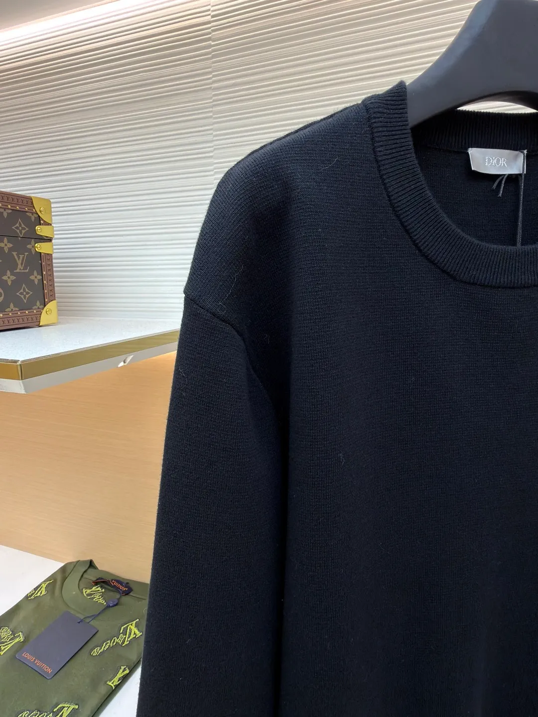 Dior CD letter crew neck sweater ●Original version: purchased and developed by 10862 ●Item number: 1680971-A85 ●Fabric: wool blended fabric ●Technology: knitting ●Version: fitted version ●Weight: about 595 grams ●Size: XS-S-M-L ●Description: The wool material is made of 48 counts of ultra-fine 50% wool and 50% cotton blended yarn. It uses an imported 14-gauge wool loom to double-sided three-dimensional weaving. A single piece takes 270 minutes per piece. The letters on the chest are molded and made with silicone three-dimensional relief embossing technology. Three-label washing is made to order. The overall wiring is straight and delicate, the fabric is comfortable and soft, and the color is consistent without color difference. It can be matched with the same style to create a fashionable look and control various occasions. Customized accessories, complete with three standards, same style for men and women!