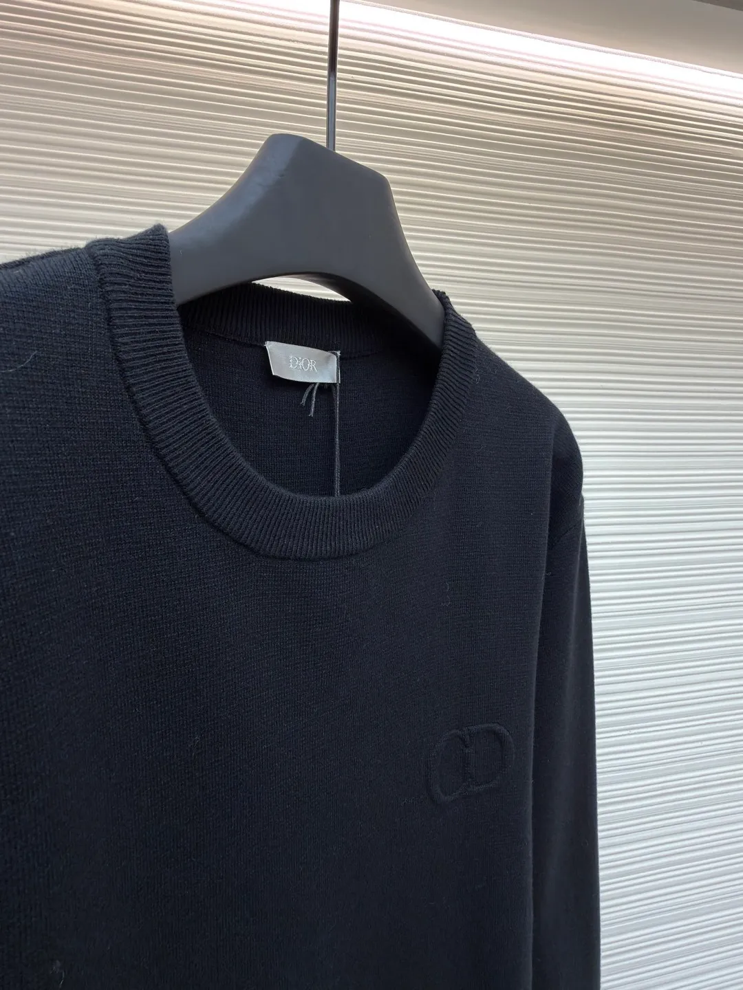 Dior CD letter crew neck sweater ●Original version: purchased and developed by 10862 ●Item number: 1680971-A85 ●Fabric: wool blended fabric ●Technology: knitting ●Version: fitted version ●Weight: about 595 grams ●Size: XS-S-M-L ●Description: The wool material is made of 48 counts of ultra-fine 50% wool and 50% cotton blended yarn. It uses an imported 14-gauge wool loom to double-sided three-dimensional weaving. A single piece takes 270 minutes per piece. The letters on the chest are molded and made with silicone three-dimensional relief embossing technology. Three-label washing is made to order. The overall wiring is straight and delicate, the fabric is comfortable and soft, and the color is consistent without color difference. It can be matched with the same style to create a fashionable look and control various occasions. Customized accessories, complete with three standards, same style for men and women!
