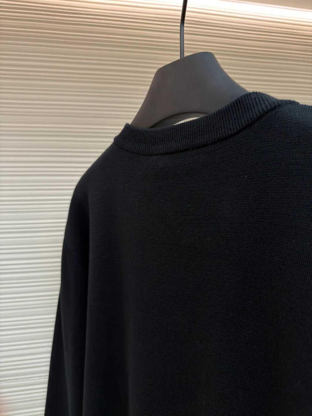 Dior CD letter crew neck sweater ●Original version: purchased and developed by 10862 ●Item number: 1680971-A85 ●Fabric: wool blended fabric ●Technology: knitting ●Version: fitted version ●Weight: about 595 grams ●Size: XS-S-M-L ●Description: The wool material is made of 48 counts of ultra-fine 50% wool and 50% cotton blended yarn. It uses an imported 14-gauge wool loom to double-sided three-dimensional weaving. A single piece takes 270 minutes per piece. The letters on the chest are molded and made with silicone three-dimensional relief embossing technology. Three-label washing is made to order. The overall wiring is straight and delicate, the fabric is comfortable and soft, and the color is consistent without color difference. It can be matched with the same style to create a fashionable look and control various occasions. Customized accessories, complete with three standards, same style for men and women!
