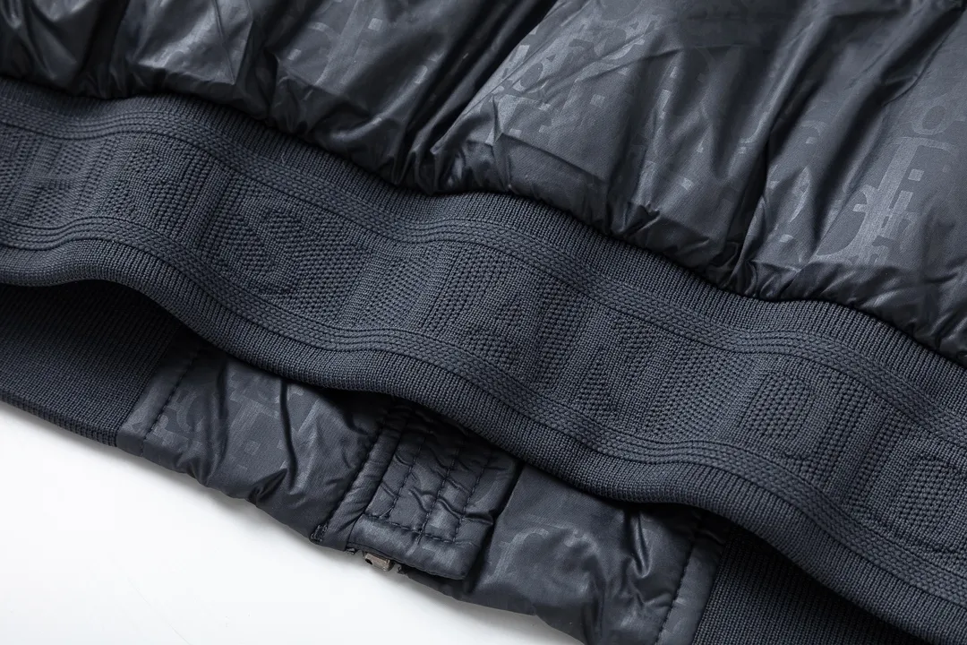 🅿️600 DIOR Dior's new autumn and winter style 🆕down jacket. Original 1:1 customized hardware accessories, all imported and original customization. Welcome to compare at the counter. Absolutely high quality. Made of top 90 white duck down. Super soft, fluffy and plump. Super heavy workmanship. The fabric is well-crafted and has a perfect version. Note⚠The fabric is super comfortable. Exclusive model. Non-market goods. Same sizes for men and women. Size M to XXL