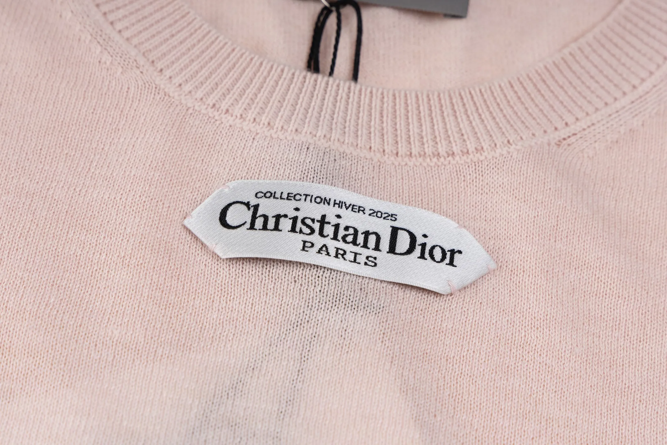 🅿️400 [Exclusive supply] CD 25FW Simple label thin sweater (pink) This sweater is decorated with a logo label, paying tribute to the spirit of haute couture and the extraordinary craftsmanship of the workshop. Crafted from blended sheep wool jersey, it has a unique soft texture. Wear it with jeans and tailored trousers for a sophisticated and timeless look. Made of plain knitting, the fabric is fine-textured, soft and skin-friendly, stiff and elastic, taking into account both warmth and breathability. The color of the wool highlights the texture. Based on simple tailoring, the ribbed round neck, cuffs and hem are carefully processed to enhance the fit and durability, keeping the shape long-lasting and neat. The brand label on the chest is embellished as the brand's signature detail and is woven using double-sided jacquard technology; black threads are embedded in the white base, or micro-letters are formed through the density of the yarn. The edge of the label is processed by laser cutting, and there are no defects such as yarn leakage and yarn leakage. Size:XS-S-M-L
