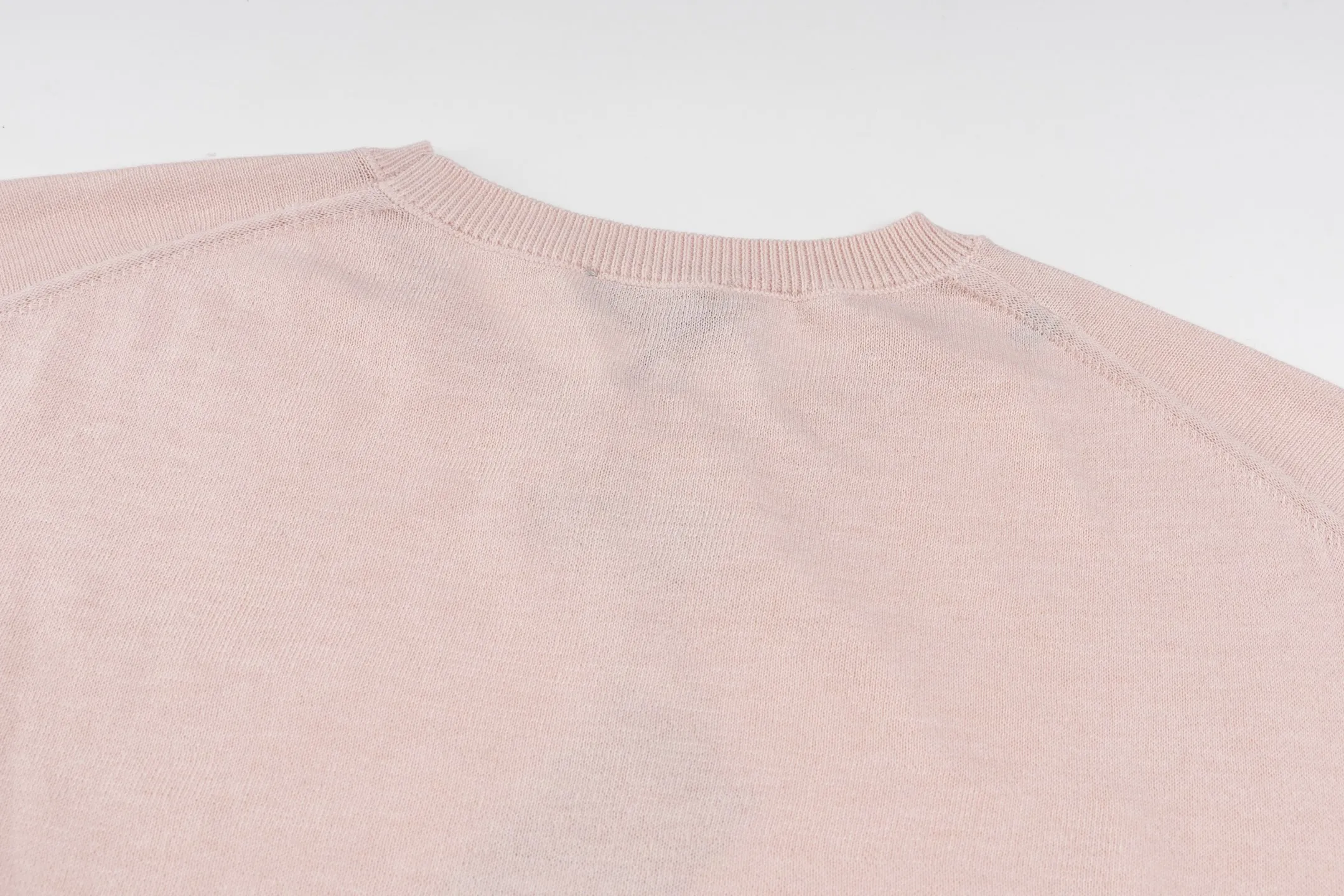 🅿️400 [Exclusive supply] CD 25FW Simple label thin sweater (pink) This sweater is decorated with a logo label, paying tribute to the spirit of haute couture and the extraordinary craftsmanship of the workshop. Crafted from blended sheep wool jersey, it has a unique soft texture. Wear it with jeans and tailored trousers for a sophisticated and timeless look. Made of plain knitting, the fabric is fine-textured, soft and skin-friendly, stiff and elastic, taking into account both warmth and breathability. The color of the wool highlights the texture. Based on simple tailoring, the ribbed round neck, cuffs and hem are carefully processed to enhance the fit and durability, keeping the shape long-lasting and neat. The brand label on the chest is embellished as the brand's signature detail and is woven using double-sided jacquard technology; black threads are embedded in the white base, or micro-letters are formed through the density of the yarn. The edge of the label is processed by laser cutting, and there are no defects such as yarn leakage and yarn leakage. Size:XS-S-M-L