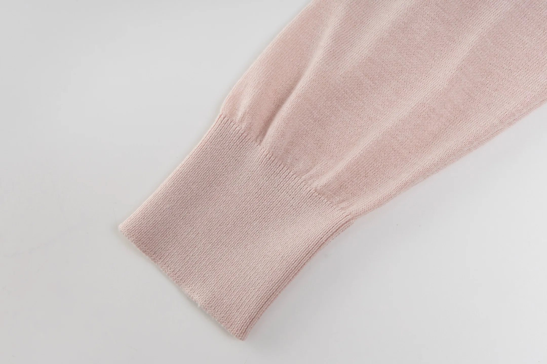 🅿️400 [Exclusive supply] CD 25FW Simple label thin sweater (pink) This sweater is decorated with a logo label, paying tribute to the spirit of haute couture and the extraordinary craftsmanship of the workshop. Crafted from blended sheep wool jersey, it has a unique soft texture. Wear it with jeans and tailored trousers for a sophisticated and timeless look. Made of plain knitting, the fabric is fine-textured, soft and skin-friendly, stiff and elastic, taking into account both warmth and breathability. The color of the wool highlights the texture. Based on simple tailoring, the ribbed round neck, cuffs and hem are carefully processed to enhance the fit and durability, keeping the shape long-lasting and neat. The brand label on the chest is embellished as the brand's signature detail and is woven using double-sided jacquard technology; black threads are embedded in the white base, or micro-letters are formed through the density of the yarn. The edge of the label is processed by laser cutting, and there are no defects such as yarn leakage and yarn leakage. Size:XS-S-M-L