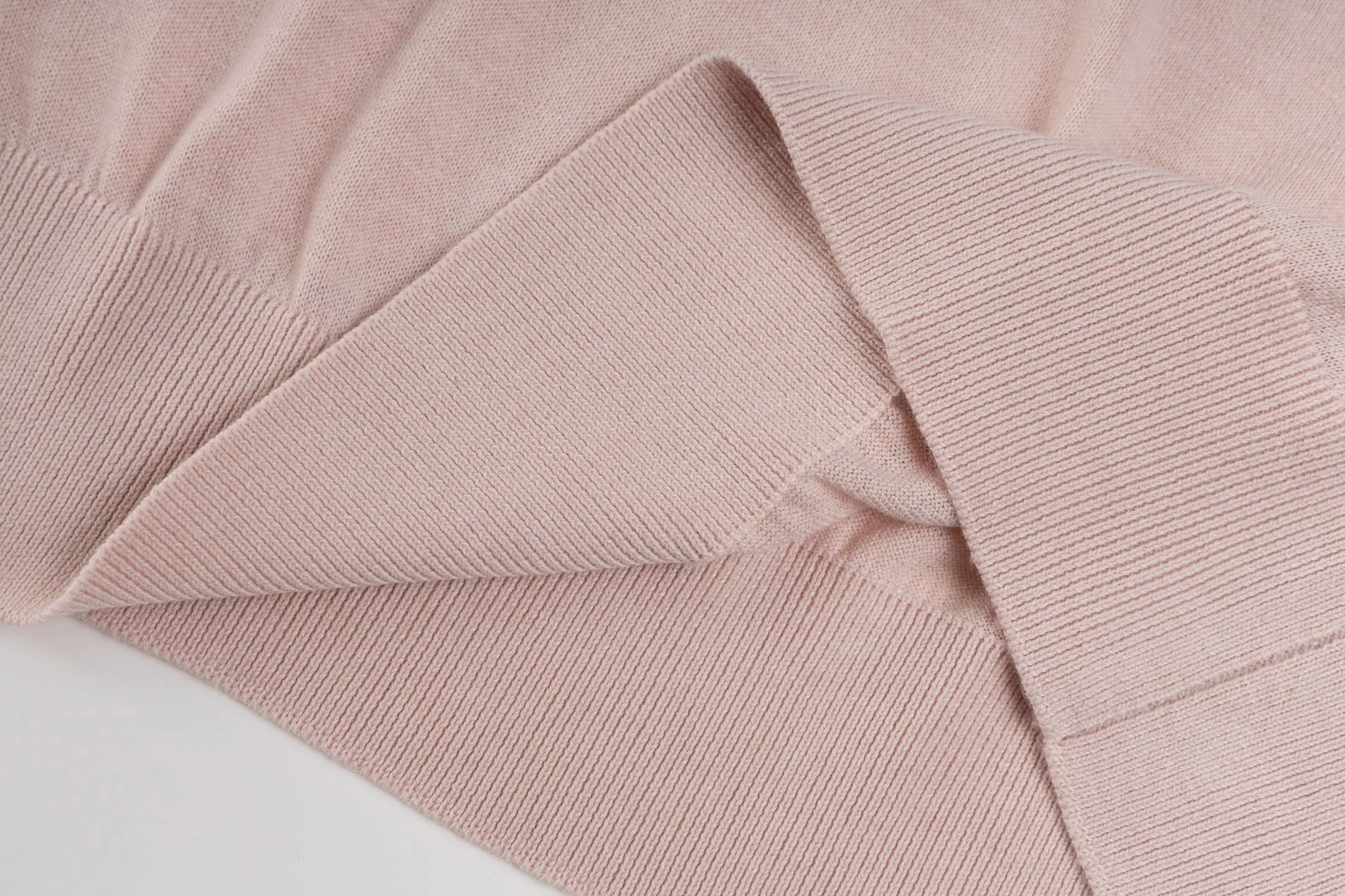 🅿️400 [Exclusive supply] CD 25FW Simple label thin sweater (pink) This sweater is decorated with a logo label, paying tribute to the spirit of haute couture and the extraordinary craftsmanship of the workshop. Crafted from blended sheep wool jersey, it has a unique soft texture. Wear it with jeans and tailored trousers for a sophisticated and timeless look. Made of plain knitting, the fabric is fine-textured, soft and skin-friendly, stiff and elastic, taking into account both warmth and breathability. The color of the wool highlights the texture. Based on simple tailoring, the ribbed round neck, cuffs and hem are carefully processed to enhance the fit and durability, keeping the shape long-lasting and neat. The brand label on the chest is embellished as the brand's signature detail and is woven using double-sided jacquard technology; black threads are embedded in the white base, or micro-letters are formed through the density of the yarn. The edge of the label is processed by laser cutting, and there are no defects such as yarn leakage and yarn leakage. Size:XS-S-M-L