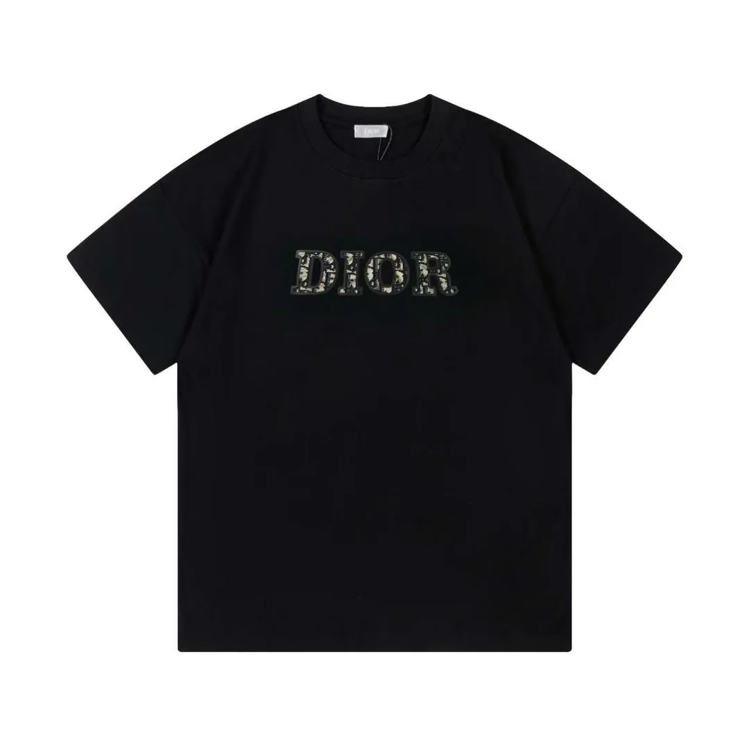 🅿️170 Dior 2025 new three-dimensional silicone patch letter logo, same style for men and women, short-sleeved T-shirt ·Customized 280g 100% double yarn pure cotton fabric ·Design dyed 32 counts double-strand thread ·Collar label, hangtag, main mark and three labels complete Color: black Size: XS S M L