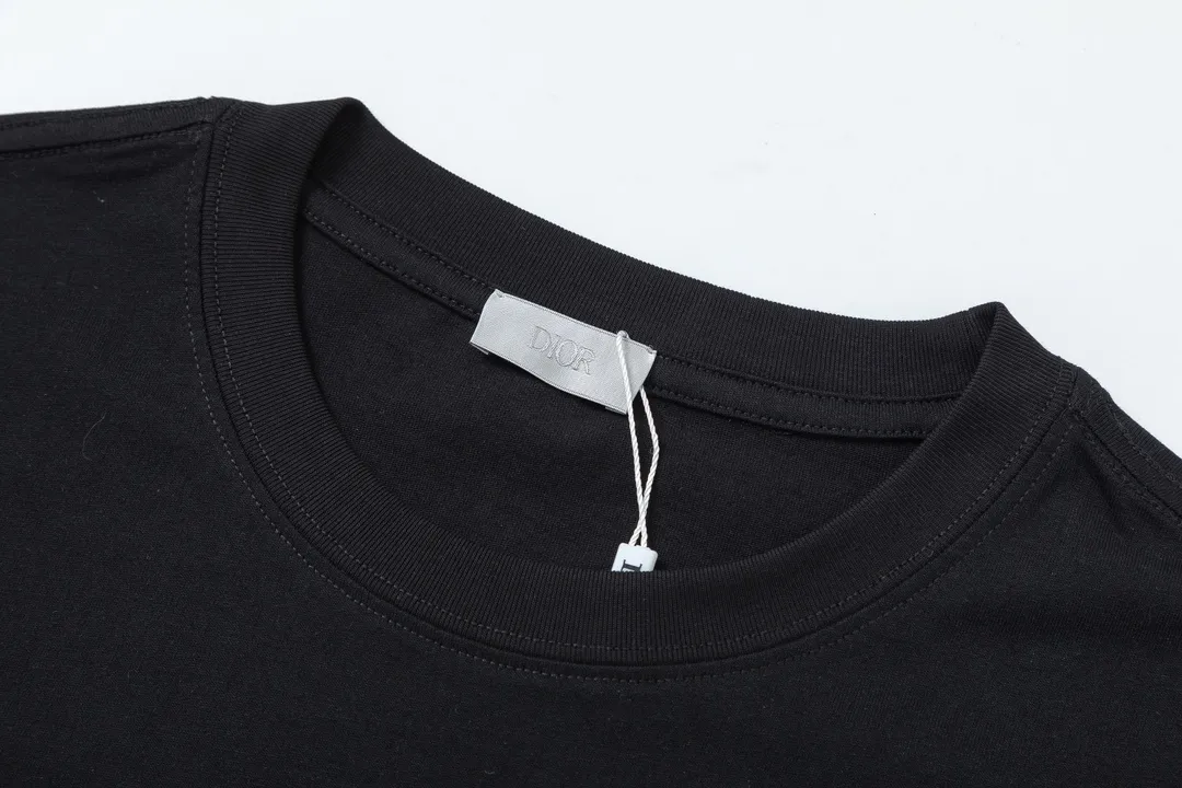 🅿️170 Dior 2025 new three-dimensional silicone patch letter logo, same style for men and women, short-sleeved T-shirt ·Customized 280g 100% double yarn pure cotton fabric ·Design dyed 32 counts double-strand thread ·Collar label, hangtag, main mark and three labels complete Color: black Size: XS S M L