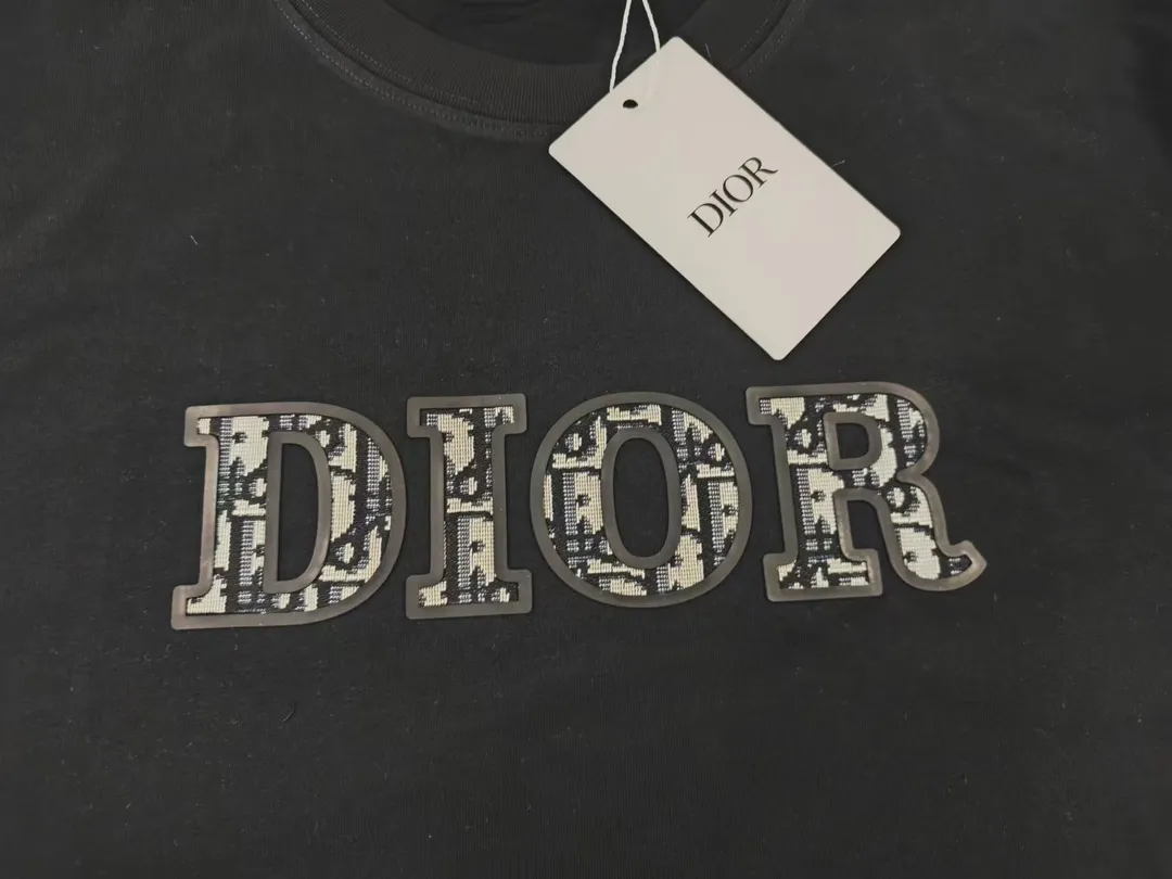 🅿️170 Dior 2025 new three-dimensional silicone patch letter logo, same style for men and women, short-sleeved T-shirt ·Customized 280g 100% double yarn pure cotton fabric ·Design dyed 32 counts double-strand thread ·Collar label, hangtag, main mark and three labels complete Color: black Size: XS S M L