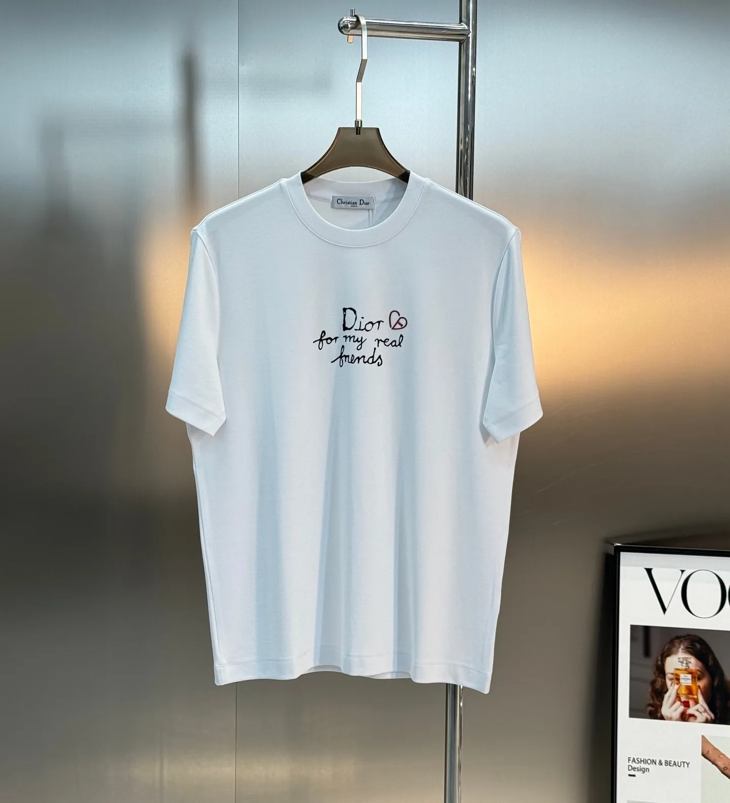 🅿️180 Dior 25s new modal T-shirt. 3D heat transfer design of classic letters on the chest. Brand letters are matched with heart-shaped dior❤️age-reducing and attractive! Simple and advanced. The recognition is quite distinct. It enriches the vision and adds a sense of nobility! Customized high weight 250g modal fabric. Delicate, soft and textured! The comfortable touch experience is self-evident, and the upper body has excellent texture! Color: Black. White. Size: s-xxl