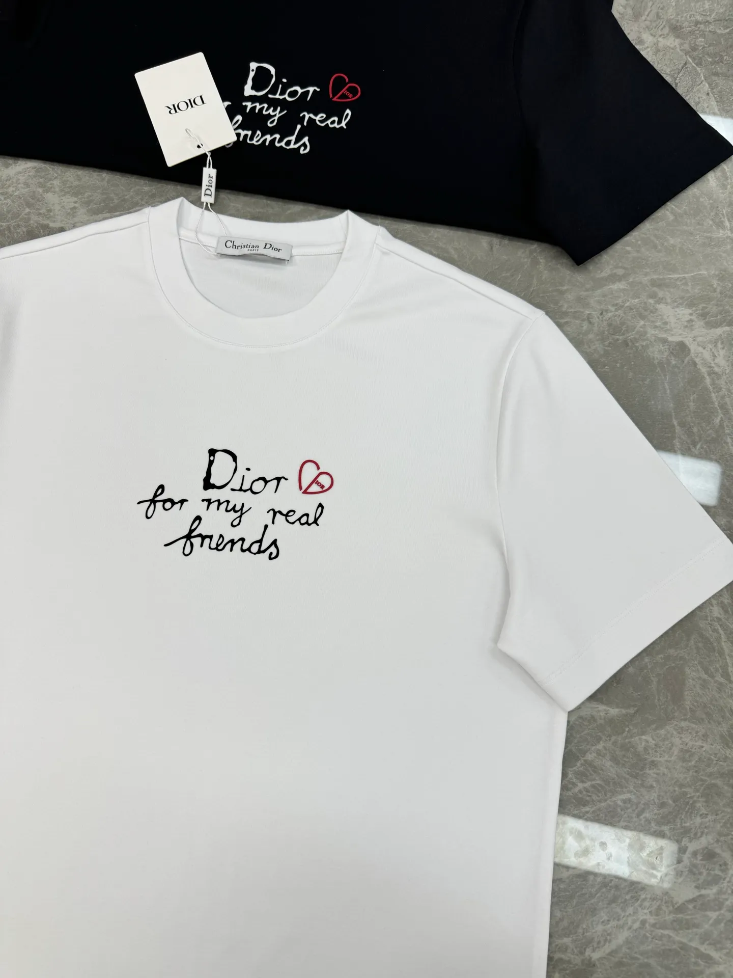 🅿️180 Dior 25s new modal T-shirt. 3D heat transfer design of classic letters on the chest. Brand letters are matched with heart-shaped dior❤️age-reducing and attractive! Simple and advanced. The recognition is quite distinct. It enriches the vision and adds a sense of nobility! Customized high weight 250g modal fabric. Delicate, soft and textured! The comfortable touch experience is self-evident, and the upper body has excellent texture! Color: Black. White. Size: s-xxl