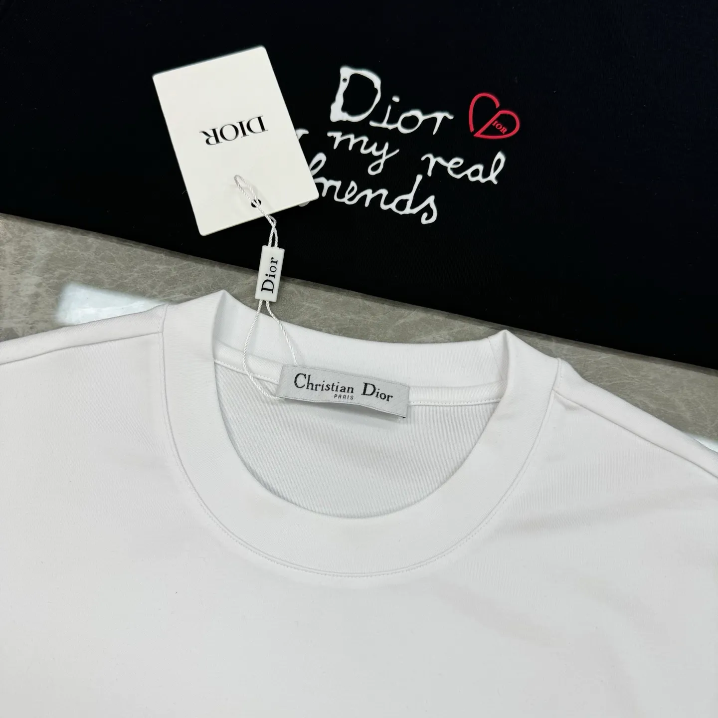🅿️180 Dior 25s new modal T-shirt. 3D heat transfer design of classic letters on the chest. Brand letters are matched with heart-shaped dior❤️age-reducing and attractive! Simple and advanced. The recognition is quite distinct. It enriches the vision and adds a sense of nobility! Customized high weight 250g modal fabric. Delicate, soft and textured! The comfortable touch experience is self-evident, and the upper body has excellent texture! Color: Black. White. Size: s-xxl