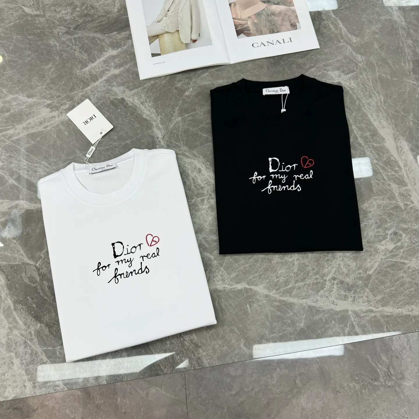 🅿️180 Dior 25s new modal T-shirt. 3D heat transfer design of classic letters on the chest. Brand letters are matched with heart-shaped dior❤️age-reducing and attractive! Simple and advanced. The recognition is quite distinct. It enriches the vision and adds a sense of nobility! Customized high weight 250g modal fabric. Delicate, soft and textured! The comfortable touch experience is self-evident, and the upper body has excellent texture! Color: Black. White. Size: s-xxl