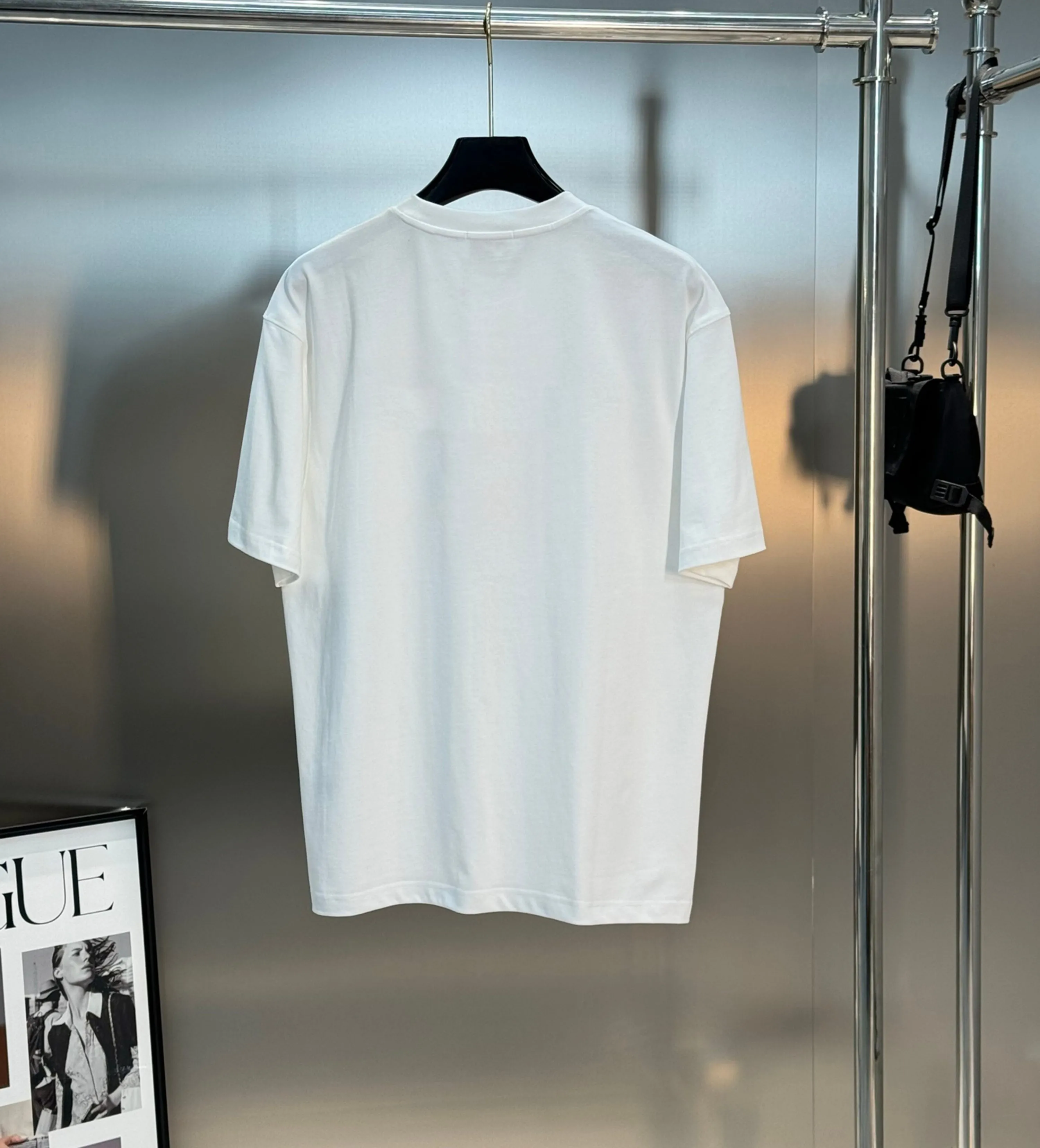 🅿️180 Dior 25s new modal T-shirt. 3D heat transfer design of classic letters on the chest. Brand letters are matched with heart-shaped dior❤️age-reducing and attractive! Simple and advanced. The recognition is quite distinct. It enriches the vision and adds a sense of nobility! Customized high weight 250g modal fabric. Delicate, soft and textured! The comfortable touch experience is self-evident, and the upper body has excellent texture! Color: Black. White. Size: s-xxl