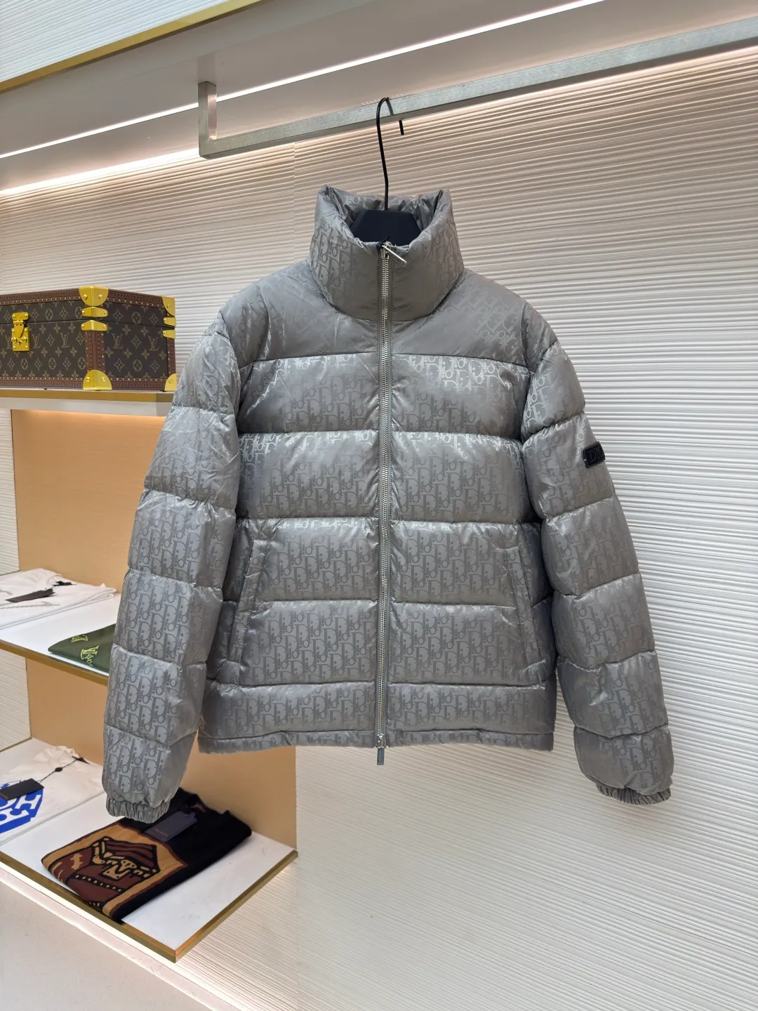 Dior oblique dark pattern old flower stand collar down jacket ●Original version: purchased and developed for 21000 ●Item number: 1680754-C45 ●Fabric: down fabric ●Technology: full-width jacquard production ●Version: fitted version ●Weight: about 1010 grams ●Size: 46-48-50-52-54-56 ●Description: This is a down with ultra-complex craftsmanship. The customization cycle of the fabric is as long as 50 days. Based on the original fabric, laser jacquard makes the whole piece concave and convex, with a stronger three-dimensional effect and a more obvious 3D effect. ✨This fabric has a good hand feel, and the dark pattern presbyopia on it is very low-key. The fabric shows a dark luster and is extremely waterproof! The real texture is more perfect, custom-woven high-density satin nylon material and dark jacquard weave, simple and refreshing, thick and fluffy, super three-proof fabric, waterproof, stain-proof and dust-proof! ✨ Full-width jacquard LOGO, ultra-high-end luxury and style. The handsomeness and eye-catching index of the upper body are absolutely NO. 1. Fully custom-woven jacquard LOGO technology fabric, high-density polyester fiber. It is a new type of heat-insulating and light-weight fabric. It has a light texture, delicate and soft warmth and breathability. Especially the LOGO jacquard produces different light and dark interweaving under different lights! The overall wiring is straight and delicate, the fabric is comfortable and soft, and the color is consistent without color difference. It can be matched with the same style to create a fashionable look and control various occasions. Customized accessories, complete with three standards, same style for men and women!