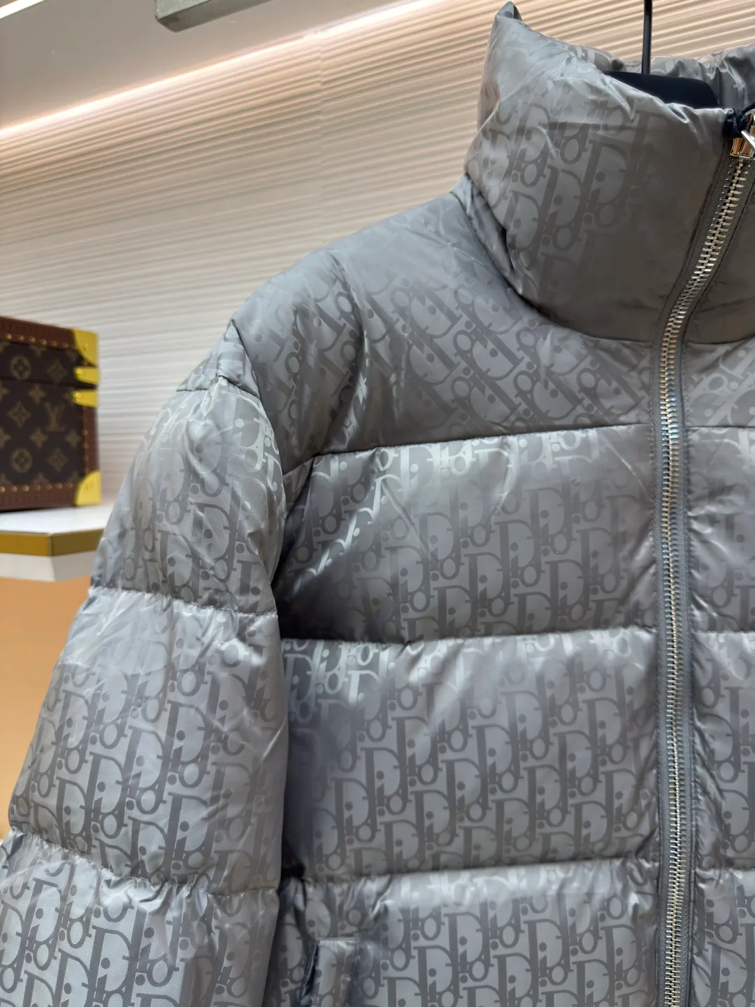 Dior oblique dark pattern old flower stand collar down jacket ●Original version: purchased and developed for 21000 ●Item number: 1680754-C45 ●Fabric: down fabric ●Technology: full-width jacquard production ●Version: fitted version ●Weight: about 1010 grams ●Size: 46-48-50-52-54-56 ●Description: This is a down with ultra-complex craftsmanship. The customization cycle of the fabric is as long as 50 days. Based on the original fabric, laser jacquard makes the whole piece concave and convex, with a stronger three-dimensional effect and a more obvious 3D effect. ✨This fabric has a good hand feel, and the dark pattern presbyopia on it is very low-key. The fabric shows a dark luster and is extremely waterproof! The real texture is more perfect, custom-woven high-density satin nylon material and dark jacquard weave, simple and refreshing, thick and fluffy, super three-proof fabric, waterproof, stain-proof and dust-proof! ✨ Full-width jacquard LOGO, ultra-high-end luxury and style. The handsomeness and eye-catching index of the upper body are absolutely NO. 1. Fully custom-woven jacquard LOGO technology fabric, high-density polyester fiber. It is a new type of heat-insulating and light-weight fabric. It has a light texture, delicate and soft warmth and breathability. Especially the LOGO jacquard produces different light and dark interweaving under different lights! The overall wiring is straight and delicate, the fabric is comfortable and soft, and the color is consistent without color difference. It can be matched with the same style to create a fashionable look and control various occasions. Customized accessories, complete with three standards, same style for men and women!