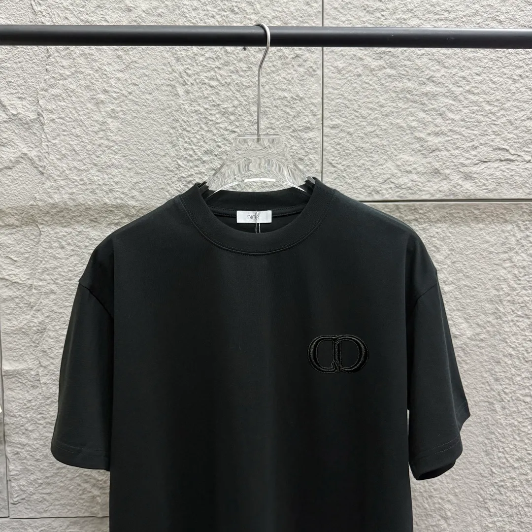 🅿️180 Dio*Dior* 2025 Spring and Summer Style Classic Silver Line Letters CD Embroidered Personalized Logo Customized Double Yarn Plain Cotton Fabric Short Sleeve T-shirt Unisex Color: Angora Red Black White Light Blue Floral Gray Size: S (90-130 catties) M (120-150 catties) L (140-165 catties) XL (160-180 pounds) XXL (180-210 pounds)