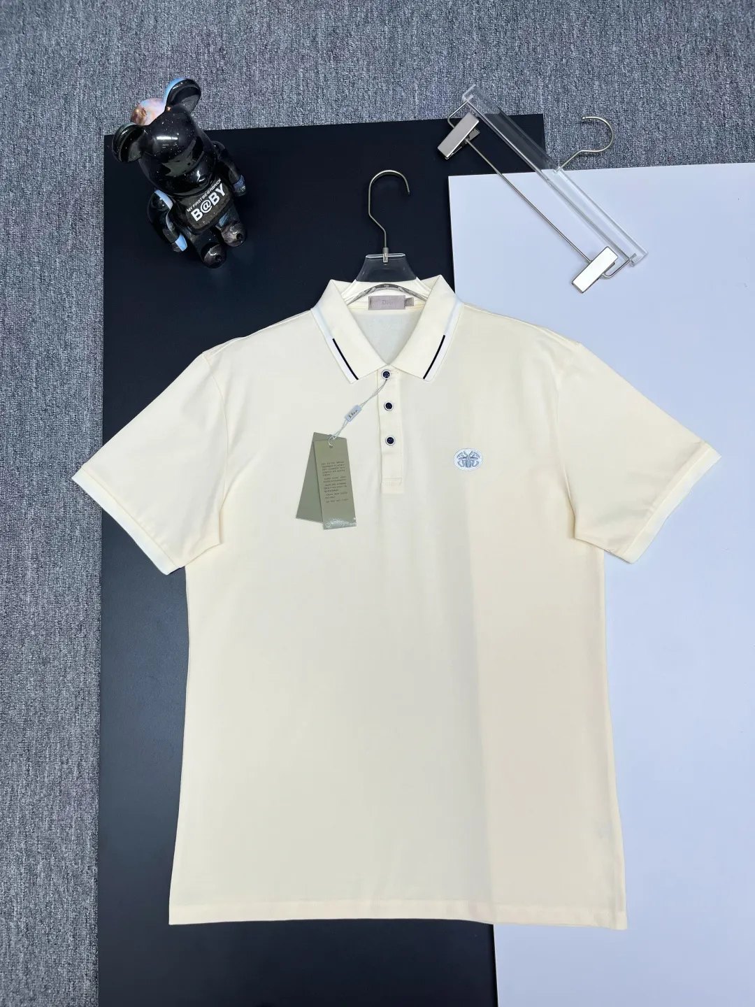 🅿️220 DIOR Dior embroidered new Polo shirt. Original fabric. Official same style. Made of 210 grams of mercerized pique cotton, customized in the same vat. The fabric feels very comfortable and smooth. The version is quite wide and stylish. Produced by a first-line brand factory. Imported Behringer embroidery machine. The embroidery is full and textured. The collar and collar ribs are woven with imported yarn. It will not deform after long-term wear. The latest style for spring and summer. Fashionable and personalized. Super versatile and good-looking. Very suitable for both men and women. A must-have item for everyone. Color: black, white, apricot. Size: M-XXXL