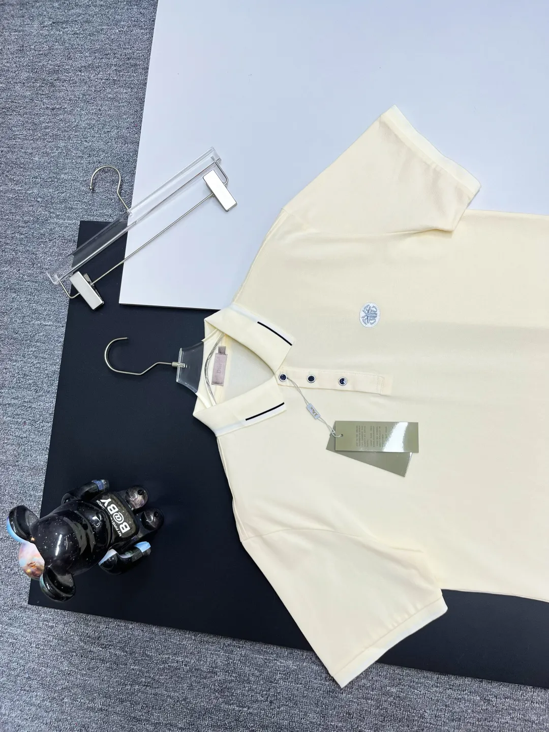🅿️220 DIOR Dior embroidered new Polo shirt. Original fabric. Official same style. Made of 210 grams of mercerized pique cotton, customized in the same vat. The fabric feels very comfortable and smooth. The version is quite wide and stylish. Produced by a first-line brand factory. Imported Behringer embroidery machine. The embroidery is full and textured. The collar and collar ribs are woven with imported yarn. It will not deform after long-term wear. The latest style for spring and summer. Fashionable and personalized. Super versatile and good-looking. Very suitable for both men and women. A must-have item for everyone. Color: black, white, apricot. Size: M-XXXL