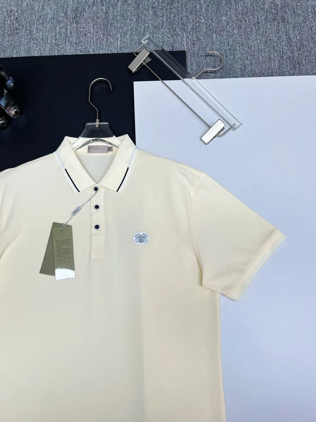 🅿️220 DIOR Dior embroidered new Polo shirt. Original fabric. Official same style. Made of 210 grams of mercerized pique cotton, customized in the same vat. The fabric feels very comfortable and smooth. The version is quite wide and stylish. Produced by a first-line brand factory. Imported Behringer embroidery machine. The embroidery is full and textured. The collar and collar ribs are woven with imported yarn. It will not deform after long-term wear. The latest style for spring and summer. Fashionable and personalized. Super versatile and good-looking. Very suitable for both men and women. A must-have item for everyone. Color: black, white, apricot. Size: M-XXXL