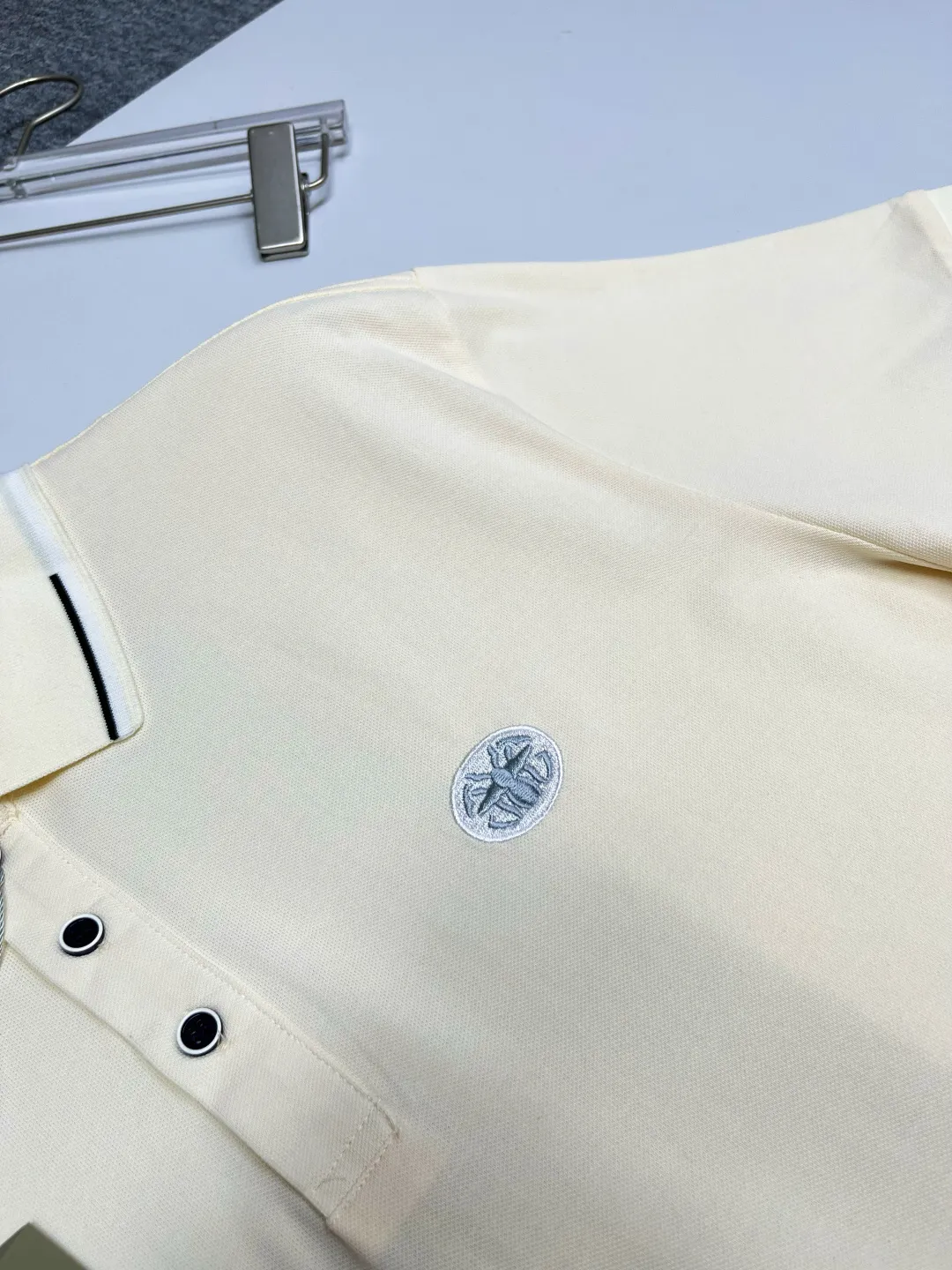 🅿️220 DIOR Dior embroidered new Polo shirt. Original fabric. Official same style. Made of 210 grams of mercerized pique cotton, customized in the same vat. The fabric feels very comfortable and smooth. The version is quite wide and stylish. Produced by a first-line brand factory. Imported Behringer embroidery machine. The embroidery is full and textured. The collar and collar ribs are woven with imported yarn. It will not deform after long-term wear. The latest style for spring and summer. Fashionable and personalized. Super versatile and good-looking. Very suitable for both men and women. A must-have item for everyone. Color: black, white, apricot. Size: M-XXXL