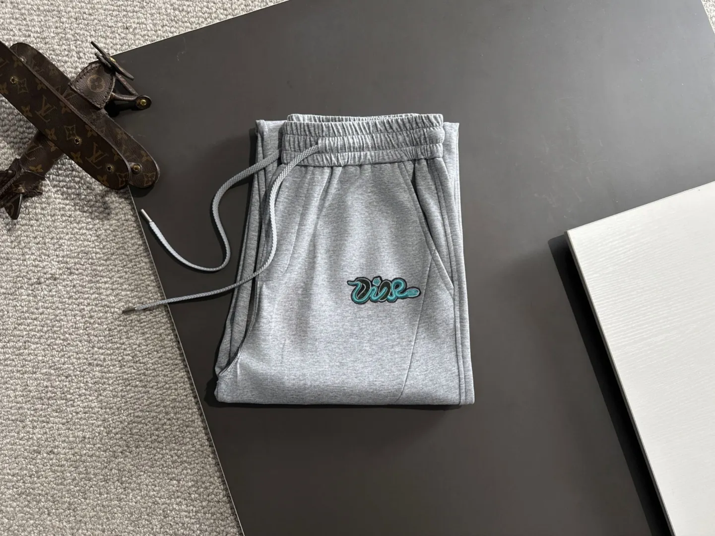 🅿️400 next day shipping Dior 2025 spring and summer new elastic band casual pants, thin counter custom fabrics, high breathability and comfort, impeccable details, brand element design concept, reflecting high quality. It feels delicate and soft! It presents a casual cut and the upper body shape is great! Size: M-4XL