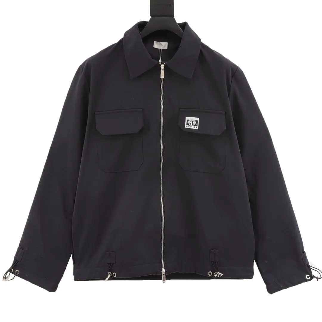 🅿️550 DIOR/Dior patch logo windbreaker jacket is made of imported raw materials, the placket zipper is custom-made in a unified mold, and the rails are machine-pressed with imported environmentally friendly materials. After the lower corner rope is woven, the core dyeing technology is used to achieve the final dyeing effect. After pattern development and pattern making, computer intelligent cutting is used to increase work efficiency while ensuring the integrity of the pattern. The upper body effect is restored consistently! Street-exploding artifact OOTD outfit is amazing. The color is very correct, very eye-catching, simple, clean and extremely fashionable! size：XS-L