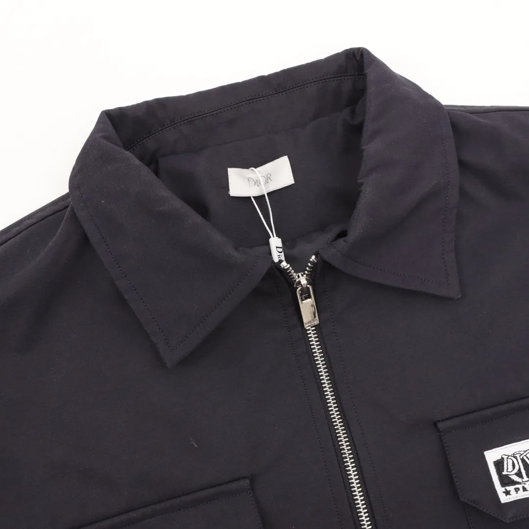 🅿️550 DIOR/Dior patch logo windbreaker jacket is made of imported raw materials, the placket zipper is custom-made in a unified mold, and the rails are machine-pressed with imported environmentally friendly materials. After the lower corner rope is woven, the core dyeing technology is used to achieve the final dyeing effect. After pattern development and pattern making, computer intelligent cutting is used to increase work efficiency while ensuring the integrity of the pattern. The upper body effect is restored consistently! Street-exploding artifact OOTD outfit is amazing. The color is very correct, very eye-catching, simple, clean and extremely fashionable! size：XS-L