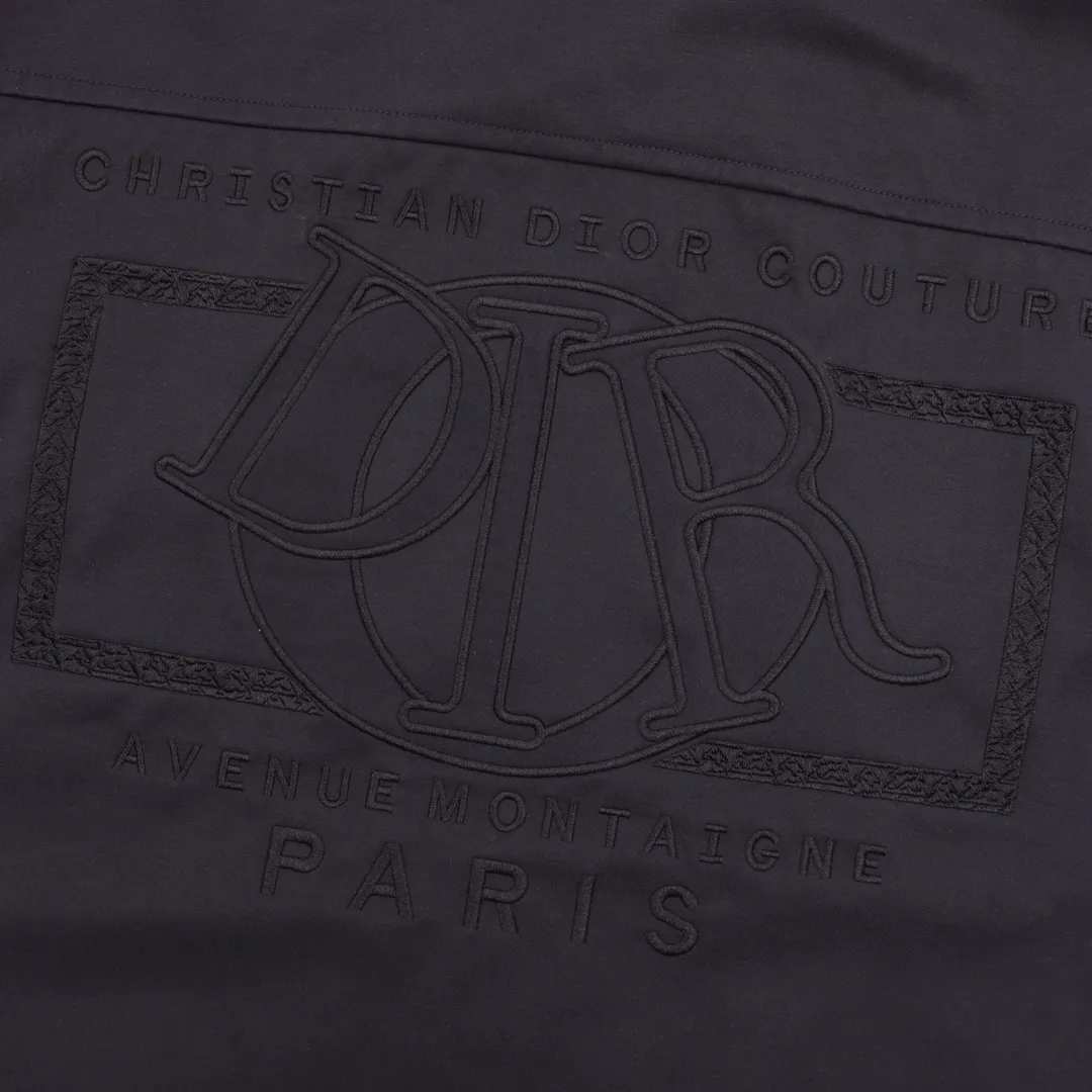 🅿️550 DIOR/Dior patch logo windbreaker jacket is made of imported raw materials, the placket zipper is custom-made in a unified mold, and the rails are machine-pressed with imported environmentally friendly materials. After the lower corner rope is woven, the core dyeing technology is used to achieve the final dyeing effect. After pattern development and pattern making, computer intelligent cutting is used to increase work efficiency while ensuring the integrity of the pattern. The upper body effect is restored consistently! Street-exploding artifact OOTD outfit is amazing. The color is very correct, very eye-catching, simple, clean and extremely fashionable! size：XS-L