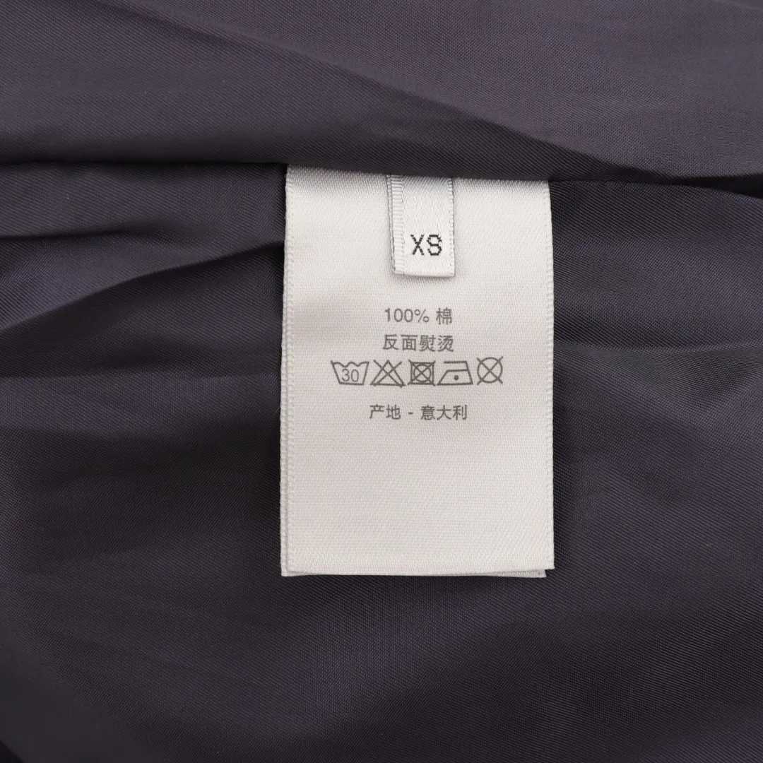 🅿️550 DIOR/Dior patch logo windbreaker jacket is made of imported raw materials, the placket zipper is custom-made in a unified mold, and the rails are machine-pressed with imported environmentally friendly materials. After the lower corner rope is woven, the core dyeing technology is used to achieve the final dyeing effect. After pattern development and pattern making, computer intelligent cutting is used to increase work efficiency while ensuring the integrity of the pattern. The upper body effect is restored consistently! Street-exploding artifact OOTD outfit is amazing. The color is very correct, very eye-catching, simple, clean and extremely fashionable! size：XS-L