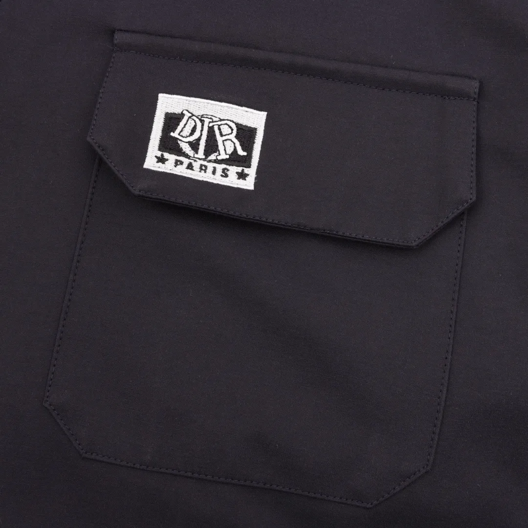 🅿️550 DIOR/Dior patch logo windbreaker jacket is made of imported raw materials, the placket zipper is custom-made in a unified mold, and the rails are machine-pressed with imported environmentally friendly materials. After the lower corner rope is woven, the core dyeing technology is used to achieve the final dyeing effect. After pattern development and pattern making, computer intelligent cutting is used to increase work efficiency while ensuring the integrity of the pattern. The upper body effect is restored consistently! Street-exploding artifact OOTD outfit is amazing. The color is very correct, very eye-catching, simple, clean and extremely fashionable! size：XS-L